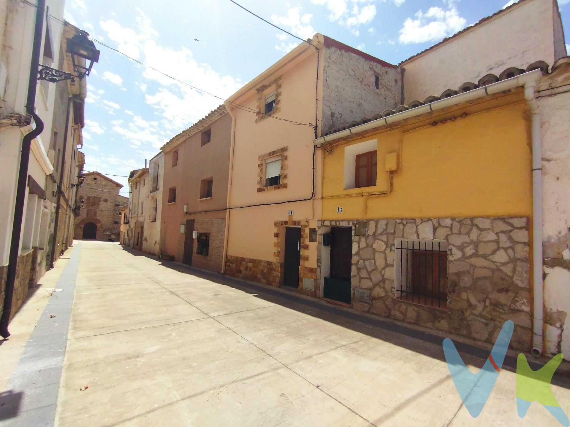 Casa amplia y con encanto en venta en Azaila. ¿Buscas una vivienda con personalidad, amplitud y múltiples posibilidades? Esta casa distribuida en varias plantas y con un encantador estilo es perfecta para quienes desean espacio y comodidad en un entorno tranquilo. Dos salones, 3 dormitorios, cocina, 2 baños, terraza y corral. Distribución:. Planta baja:. Bodega de 15 m², ideal como trastero o futura zona de ocio. Planta calle:. Sala de estar de 12 m². Baño con plato de ducha. Cocina equipada de 9 m² con vitrocerámica, frigorífico, microondas y mobiliario. Salón de 12 m². Corral/patio de 30 m² vallado, perfecto para disfrutar al aire libre o habilitar como jardín o zona de barbacoa. Primera planta:. Dormitorio principal de 15 m². Baño completo con plato de ducha. Segundo dormitorio de 12 m². Salón de 14 m² con chimenea, ideal para crear un ambiente acogedor. Terraza de 10 m². Segunda planta:. Dormitorio de 21 m² con altillo, perfecto como habitación principal, estudio o zona polivalente. Características generales:. Suelos de gres rústico. Ventanas de madera. Agua caliente mediante termo eléctrico. Esta propiedad ofrece una excelente oportunidad para residencia habitual. . 📞 Contacta para más información o para agendar una visita. ¡No dejes pasar esta oportunidad!. El precio no incluye impuestos, gastos de notaría, registro ni honorarios de intermediación. Este anuncio tiene carácter informativo y no es contractual. Puede estar sujeto a errores o modificaciones.