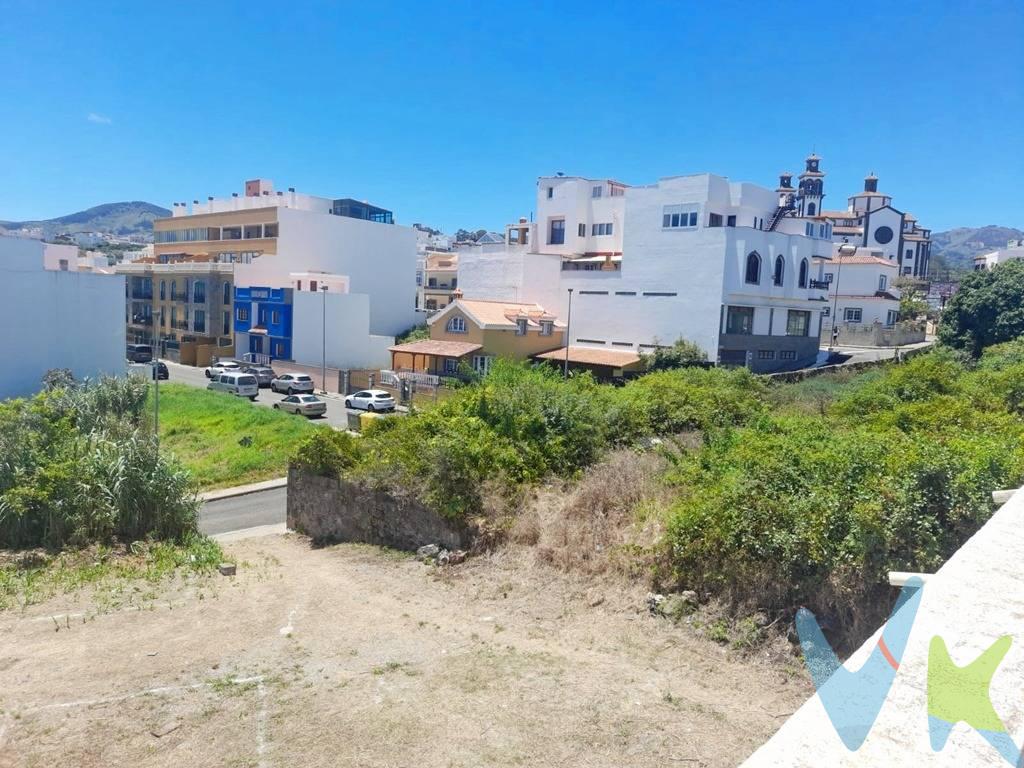 Se vende excelente solar urbano de 1.309 m² en el municipio de Moya, justo en el mismo centro ,con calificación urbanística M-2, que permite una amplia variedad de usos y ofrece una magnífica oportunidad para inversión y desarrollo inmobiliario. Se sitúa entre las calles Unamuno y Cervantes. Las principales caracteristicas ,una clasificación de suelo urbano M-2, y la posibilidad de desarrollar un proyecto residencial con capacidad hasta 30 viviendas, según ordenación y proyecto técnico. Los usos compatibles: Residencial, Industrial, Terciario(oficinas) y comercial. Posibilidad de construcción con planta baja y semisótano. Ideal para promoción de viviendas, edificio de oficinas, centro de negocios, locales comerciales o proyecto mixto residencial-comercial. Situado en una zona con buenas comunicaciones y fácil acceso, dentro de un entorno consolidado y con servicios próximos, cerca de la iglesia, colegios, centro de mayores , lo que garantiza un elevado potencial de rentabilidad tanto para promotores como para inversores. Parcela con gran versatilidad urbanística, adecuada para desarrollar proyectos residenciales, comerciales o terciarios, aprovechando al máximo su edificabilidad y ubicación. Los  gastos e impuestos derivados de la compraventa no están incluidos en el precio. 