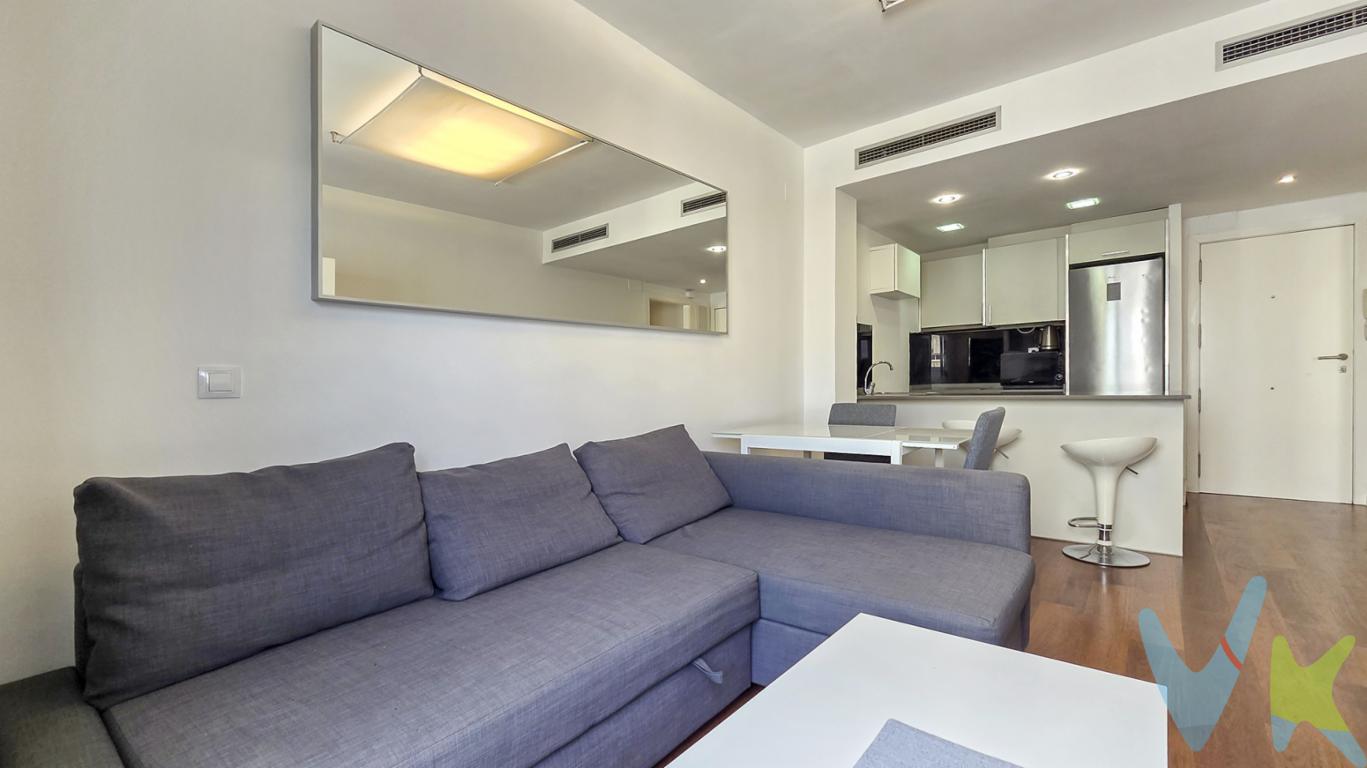 🏡 Vive el encanto del centro histórico de Valencia RACASA TORRES DE QUART presenta esta magnífica vivienda en venta en el corazón de El CarmeUbicada a escasos metros de la Plaza del Tossal y las emblemáticas Torres de Quart, esta propiedad es ideal para quienes buscan una vida urbana llena de historia, cultura y comodidad.Con una superficie útil de 50 m² (55 m² construidos), el piso se encuentra en la cuarta planta de un edificio con ascensor, construido en 1981 y perfectamente conservado. Su distribución ofrece un ambiente acogedor y funcional: amplio salón comedor con cocina integrada, una espaciosa habitación, un baño completo y un balcón corrido que aporta luz y ventilación natural.La vivienda cuenta con detalles que marcan la diferencia: climatización por conductos frío/calor, suelo de parquet, carpintería climalit y armarios empotrados, lo que garantiza confort y eficiencia en el día a día.La ubicación no podría ser mejor. Situado en una de las zonas más emblemáticas de Valencia, El Carme, este piso está rodeado de vida, historia y una vibrante oferta cultural y gastronómica. A pocos minutos a pie encontrarás bares, restaurantes, tiendas y algunos de los monumentos más importantes de la ciudad. Además, dispone de excelentes conexiones con el transporte público: estaciones de tren, metro y autobuses muy cercanas aseguran una movilidad cómoda dentro y fuera de la ciudad.Una vivienda ideal tanto para quienes buscan su hogar en el centro de Valencia como para inversores que desean apostar por una zona con gran proyección y demanda.📞 Para más información o concertar una visita, llámanos al 607 141 035. No dejes pasar esta oportunidad única de vivir donde todo sucede.La oferta está sujeta a cambios de precio o retirada del mercado sin previo aviso. Este anuncio en su conjunto, incluyendo textos, fotos, imágenes o cualquier otro contenido del mismo, no es vinculante dado que la información es ofrecida por terceros y puede contener errores. Se muestra a título informativo y no contractual.Número de Registro de Agentes de Intermediación Inmobiliaria de la Comunidad Valenciana: RAICV-1405.  El precio no incluye lo siguiente: honorarios de la agencia inmobiliaria, impuestos (IVA, ITP) y otros gastos de la Compraventa (notaria, gestoría y registro).  