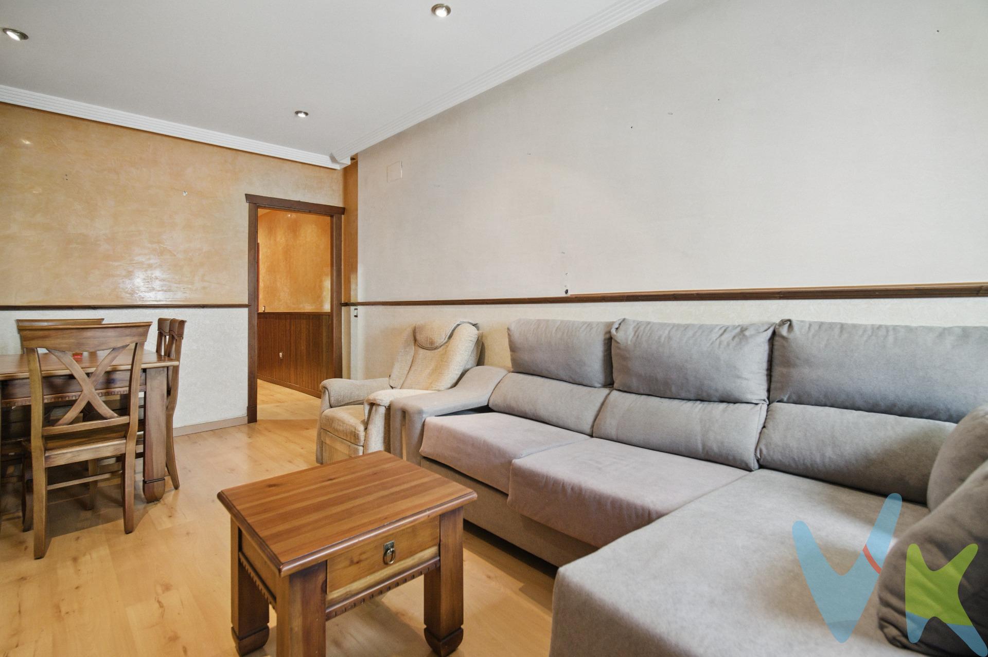 Descubre este atractivo piso con excelente ubicacion.Tiene una superficie total de 66 m², esta propiedad cuenta con un diseño funcional que incluye una habitación doble y otra sencilla, ambas con armarios empotrados de gran capacidad totalmente acabados, ideal para familias o como inversión. El inmueble se encuentra en perfecto estado para entrar a vivir gracias a su cuidado mantenimiento y equipamiento moderno que incluye aire acondicionado centralizado. Su cocina está completamente equipada y el salón ofrece vistas despejadas hacia un entorno tranquilo lleno de árboles. La carpintería interior es elegante con acabados en haya, mientras que las ventanas son exteriores fabricadas con aluminio climalit proporcionando eficiencia energética. Además, dispone de armarios empotrados ofreciendo amplio espacio para almacenamiento. Entre los extras destacados se encuentran calefacción por bomba frío-calor e instalaciones completas tanto eléctricas como telefónicas; todo ello además amueblado al detalle listo para disfrutar desde el primer día. Ubicado estratégicamente cerca del transporte público (autobuses), centros comerciales esenciales así como colegios y parques recreativos asegurando comodidad diaria sin sacrificar accesibilidad ni calidad residencial. Comercializamos este inmueble en exclusiva, lo que le garantiza el acceso a toda la información y un servicio de calidad. En cumplimiento del Decreto de la Junta de Andalucía 218/2005 del 11 de Octubre, se informa al cliente que los gastos notariales, registrales, ITP y otros gastos inherentes a la compraventa no están incluidos en el precio. Igualmente disponemos del Documento Informativo Abreviado de la Propiedad (D.I.A) , y de un Seguro de Caución para garantizar las cantidades entregadas a nuestra Agencia en concepto de Reserva y/o Arras. 