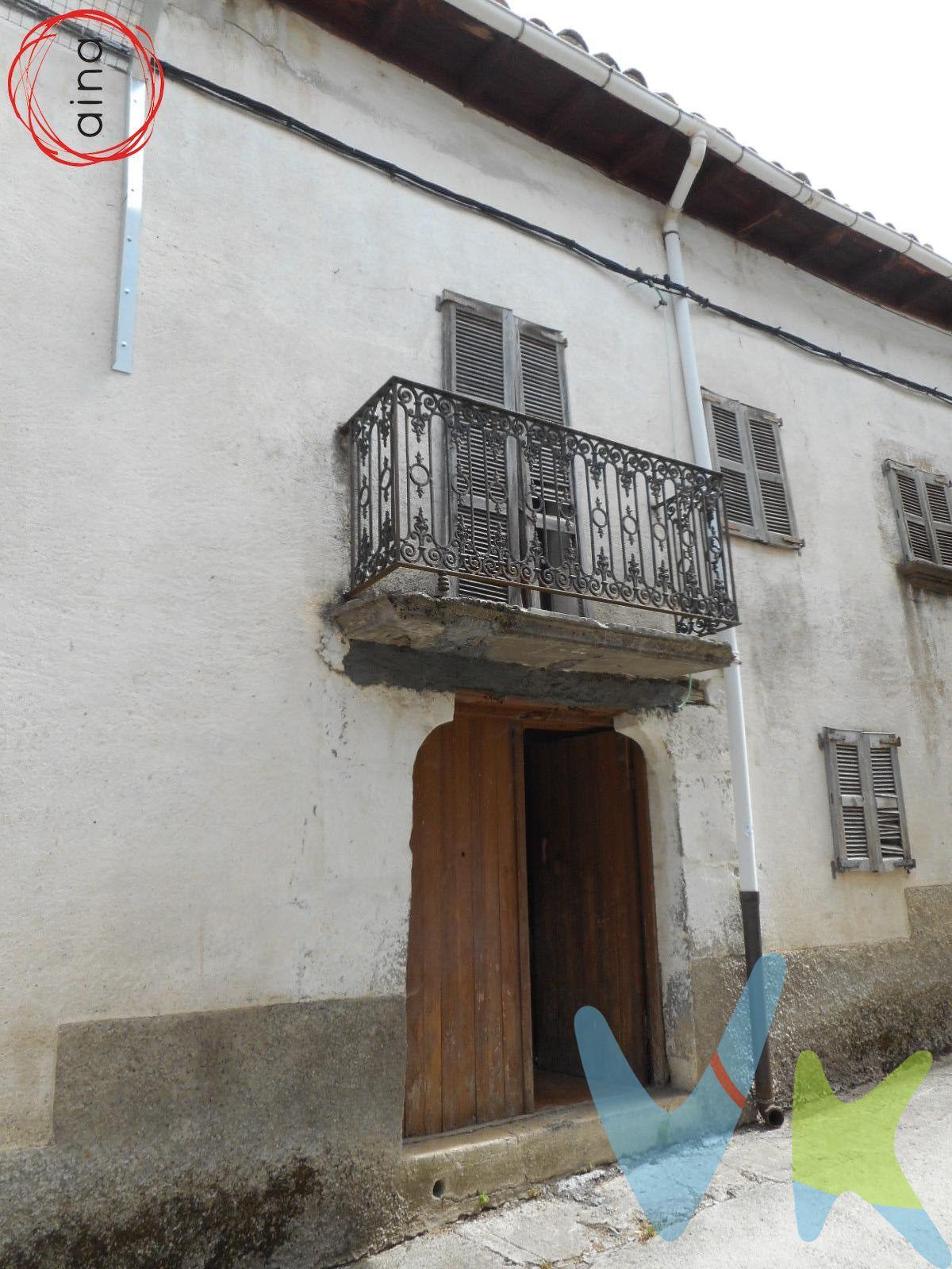 Casa en Navascués, para hacerla de arriba a abajo, tiene derribo. Planta baja, primera y desván, tiene un huerto propio en la parte de atrás. Se puede aprovechar la piedra que tiene, ubicada junto al Ayuntamiento.