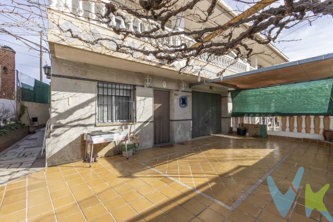 Entorno natural y calma durante todo el añoTe presentamos esta acogedora vivienda situada en Ahillas, una pequeña aldea perteneciente a Chelva, ideal para quienes buscan desconectar del ritmo de la ciudad. Se trata de una zona muy tranquila, con pocos habitantes durante el año, lo que garantiza privacidad y descanso. En los meses de verano, el ambiente se vuelve más animado, convirtiéndose en un lugar perfecto tanto para residencia habitual como para escapadas vacacionales.Distribución cómoda y funcional en dos plantasLa vivienda cuenta con una superficie construida de 170 m², distribuidos de manera práctica para aprovechar al máximo cada espacio. En la planta baja encontramos una cocina abierta al salón, creando una estancia amplia y luminosa, perfecta para compartir momentos en familia o con amigos. En esta estancia destaca una agradable chimenea, ideal para los meses de invierno, que aporta calidez y un ambiente acogedor.En esta misma planta se ubica también un baño completo. Además, dispone de un porche en la entrada, perfecto para disfrutar del exterior en cualquier momento del día, y una piscina cubierta en la parte trasera, que permite su uso durante todo el año.Amplia zona de descanso en la planta superiorLa planta alta alberga la zona de noche, compuesta por 5 habitaciones dobles, todas ellas con espacio suficiente para camas grandes y mobiliario adicional. Esta planta dispone también de 2 baños completos, lo que aporta comodidad para familias numerosas o para recibir invitados.Desde aquí se accede a una terraza, un espacio ideal para relajarse y disfrutar del entorno natural. En el pasillo encontramos además acceso a un práctico altillo, perfecto como zona de almacenaje adicional.Vivienda preparada para el inviernoUno de los grandes atractivos de esta propiedad es que está completamente equipada para su uso durante todo el año. Además de la chimenea, la vivienda dispone de sistema de calefacción en todas las estancias, lo que garantiza confort incluso en los meses más fríos.Una oportunidad para disfrutar de la tranquilidadEsta vivienda es una excelente opción para quienes valoran la amplitud, la tranquilidad y el contacto con la naturaleza, sin renunciar a comodidades como la piscina cubierta, la calefacción integral y los espacios exteriores.No dejes pasar esta oportunidad. Contacta con nosotros para más información o para concertar una visita y descubrir todo lo que esta casa puede ofrecerte.Se muestra a título informativo y no contractual. El precio no incluye lo siguiente: Honorarios de la agencia inmobiliaria, impuestos (IVA, ITP) y otros gastos de la Compraventa (notaria, gestoría y registro).