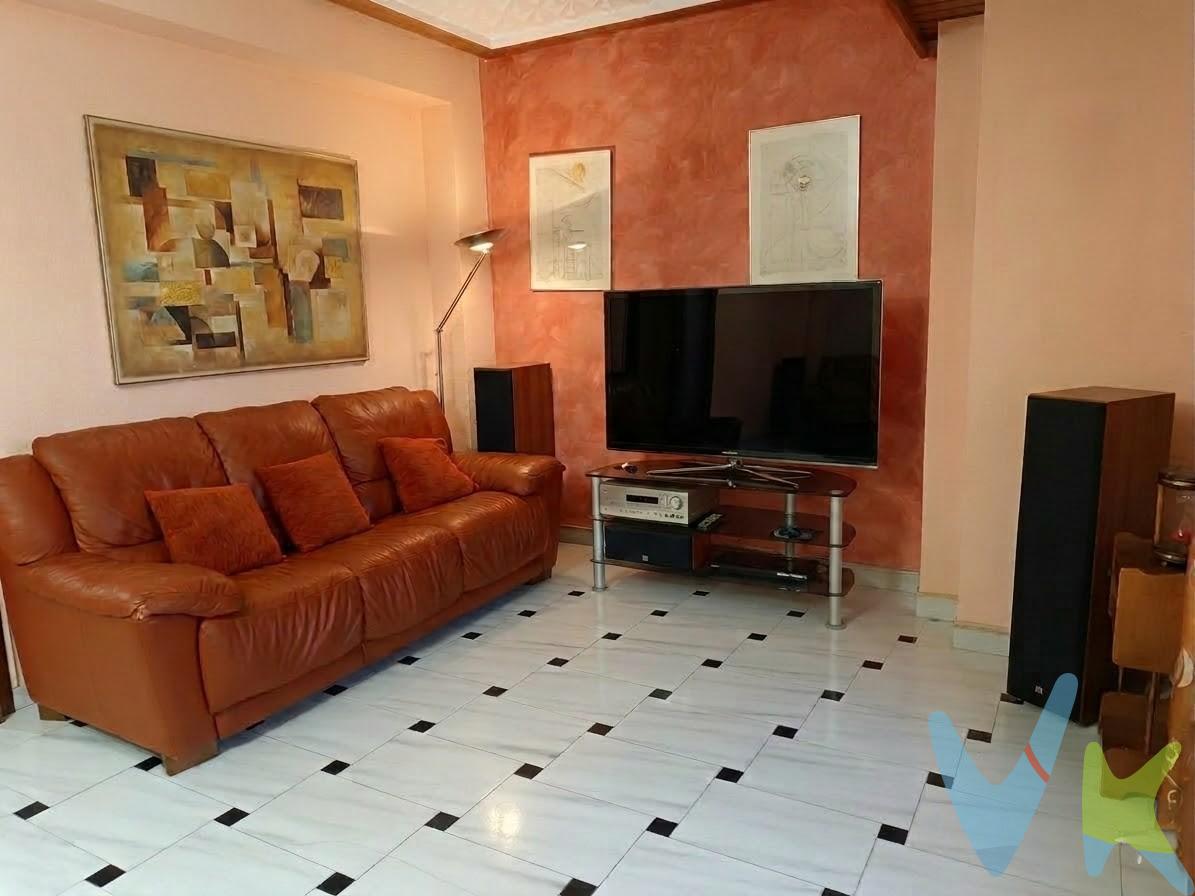 ¿Buscas espacio, comodidad y la mejor terraza de la ciudad? Esta casa en la calle Censals te ofrece la combinación perfecta entre funcionalidad y un estilo de. vida social inigualable. Planta Baja: Mucho más que un garaje (85 m²). La planta baja cuenta con un amplio garaje de 85 metros cuadrados, ideal no solo para vehículos, sino como zona de almacenaje o taller. Extra de almacenamiento: Incluye un práctico altillo que permite organizar todo sin restar espacio de aparcamiento. Planta Primera: Hogar acogedor y luminoso (115 m²). Subiendo a la zona de vivienda, encontramos una distribución pensada para el aprovechamiento de la luz:. Salón-comedor amplio y acogedor. Cocina independiente con acceso directo a una cómoda galería. 2 Dormitorios espaciosos. Salita adicional: Un rincón versátil perfecto para despacho, cuarto de juegos o zona de lectura. Planta Superior: El Oasis Urbano. El verdadero tesoro de esta casa se encuentra en la parte superior:. Buhardilla: Un espacio con encanto que puede servir como trastero o zona de descanso, ocio y reunión con amigos y familiares. Terraza Cubierta: Un espacio diseñado para disfrutar los 365 días del año. Es el lugar ideal para organizar barbacoas con amigos, cenas al aire libre o simplemente relajarse. Vistas privilegiadas: Disfruta de los mejores atardeceres de Carcaixent desde la privacidad de tu propio hogar. Ubicación: Calle Censals, Carcaixent. Una zona tranquila pero conectada, perfecta para quienes buscan la independencia de una casa propia sin renunciar a. la cercanía de los servicios. ¡No dejes pasar esta oportunidad! Casas con este metraje de garaje y una terraza de este calibre no suelen durar mucho en el mercado. PVP 179.999€. Gastos e impuestos no incluidos en el precio. La compra conlleva impuestos y gastos de formalización para el comprador. A título orientativo se informa que en segundas transmisiones el ITP con carácter general en  Valencia es del 10%, pudiendo existir otros tipos impositivos atendiendo a las circunstancias  personales del comprador u otras circunstancias previstas legalmente. Base imponible del impuesto el mayor valor entre el precio de compraventa, la tasación o el valor de referencia catastral. En cuanto a los gastos de notaría y registro, en su caso,  suelen oscilar aprox; entre 1,5% y 2,5% (aranceles variables según precio, n.º de copias y complejidad). El comprador elige notario. Si el comprador precisase de hipoteca: tasación, condiciones y costes bancarios serán según entidad elegida por el comprador, así como los gastos de gestoría, y cualesquiera otros gastos inherentes a la formalización de la compraventa que legalmente correspondan a la parte compradora, salvo pacto expreso en contrario con el vendedor. El consumidor tiene, conforme a la normativa vigente, a su disposición información y documentación adicional relativa al inmueble y condiciones de la compraventa, que podrá ser consultada en C/Joaquín Costa 4, bajo 46005 Valencia o urbe2@remax.es. Honorarios de mediación inmobiliaria a cargo del  COMPRADOR: (3% del precio final de venta más IVA (21%), salvo otro pacto.); y de VENDEDOR (según acuerdo con el mismo). Se informa al consumidor que la agencia actúa como intermediaria inmobiliaria en la operación, estando cualquier eventual compraventa y sus condiciones sujeta a la aceptación expresa del propietario-vendedor y a la posterior formalización del correspondiente contrato.