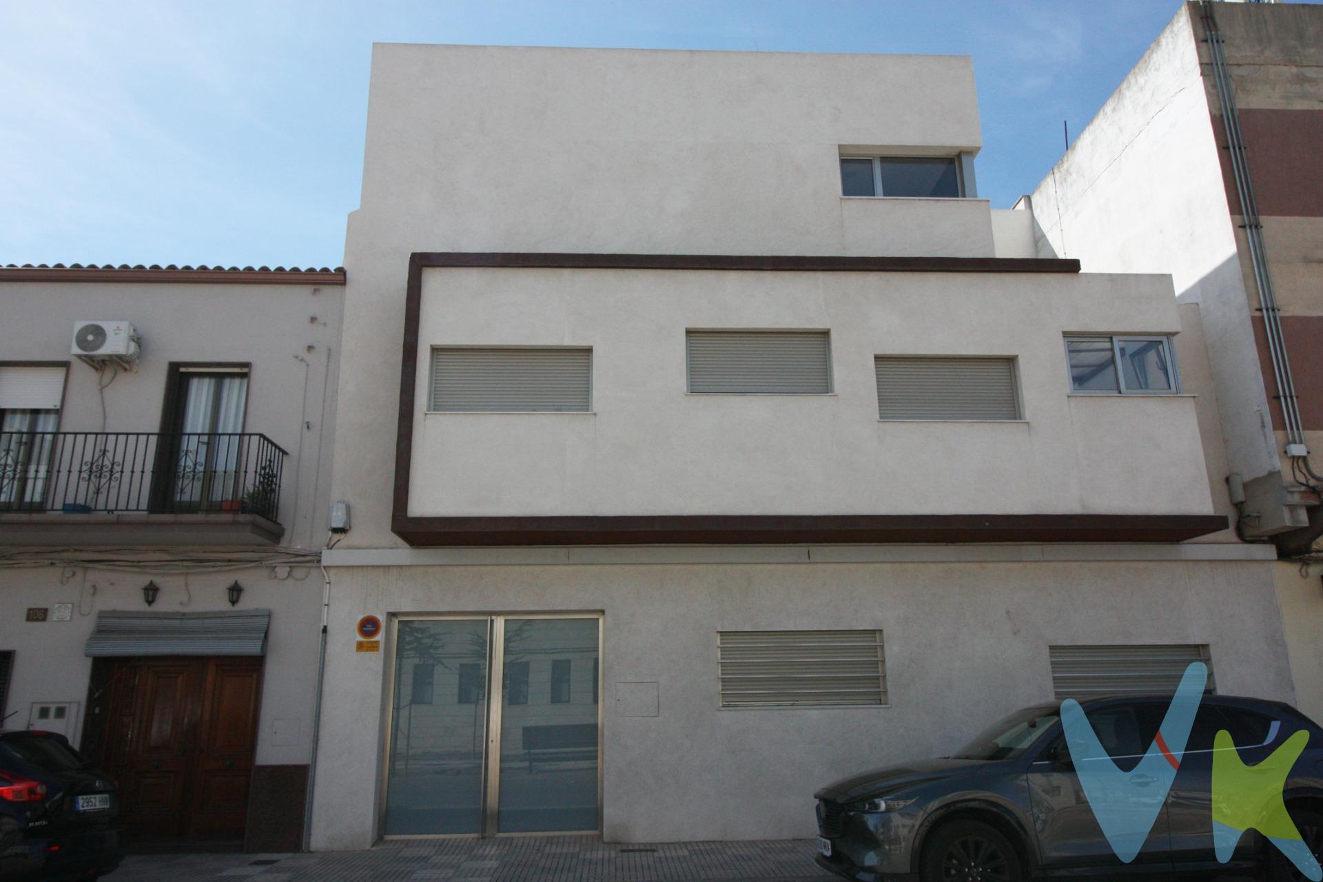 ESTA VIVIENDA ESTÁ DISPONIBLE EN ALQUILER CON OPCIÓN A COMPRA ADEMÁS DE VENTA . Te presentamos una magnífica vivienda de tres plantas, totalmente reformada, que combina a la perfección estilo, confort y funcionalidad. Situada en la encantadora localidad de Guadassuar, a tan solo 30 minutos de Valencia capital, esta residencia te ofrece una calidad de vida inigualable en una ubicación privilegiada. Al acceder a esta joya inmobiliaria, serás recibido por un hogar amplio y luminoso, con espacios diseñados para el confort y el disfrute. . La cocina office es un verdadero sueño para los amantes de la gastronomía, equipada con electrodomésticos de última generación y diseñada para ser el corazón del hogar, donde podrás disfrutar de momentos inolvidables con familiares y amigos. En la primera planta, la vivienda dispone de dos habitaciones muy espaciosas, diseñadas para proporcionar el máximo confort y tranquilidad, con suficiente espacio para crear ambientes personalizados según tus necesidades. . Además, la vivienda también incluye una práctica lavandería que ofrece espacio adicional para cualquier otro uso que puedas necesitar. En la planta superior, encontrarás una impresionante buhardilla diáfana, con una elegante pared de pizarra. Este espacio es perfecto para el ocio y la creatividad, ideal para transformarlo en una sala de juegos, cine en casa, gimnasio o cualquier otra actividad recreativa. . El garaje privado ofrece comodidad y seguridad para tu vehículo, completando las características excepcionales de esta vivienda. La casa está equipada con las mejores calidades, incluyendo ventanas Climalit, persianas eléctricas, calefacción de calor azul y aire acondicionado, garantizando un ambiente agradable durante todo el año. Además, cuenta con un sistema de alarma para tu total seguridad y tranquilidad. Guadassuar te ofrece la tranquilidad de una vida en un entorno acogedor y bien comunicado, con todos los servicios necesarios a tu alcance y la proximidad de Valencia, una de las ciudades más vibrantes de España. No dejes pasar la oportunidad de visitar esta magnífica vivienda, que podría convertirse en el hogar de tus sueños. Mientras tanto entra en nuestro recorrido virtual y disfruta de cada rincón de ella. https://my.matterport.com/show/?m=TXX8XbVUeK1. La venta de esta vivienda se gestiona mediante contrato de EXCLUSIVA COMPARTIDA por lo que se trabaja con más de 150 Inmobiliarias. Los gastos de la venta tales como notaría, registro y honorarios no están incluidos en el precio. INMUEBLE SUJETO A PERIODO DE TRASPARENCIA. . . . 