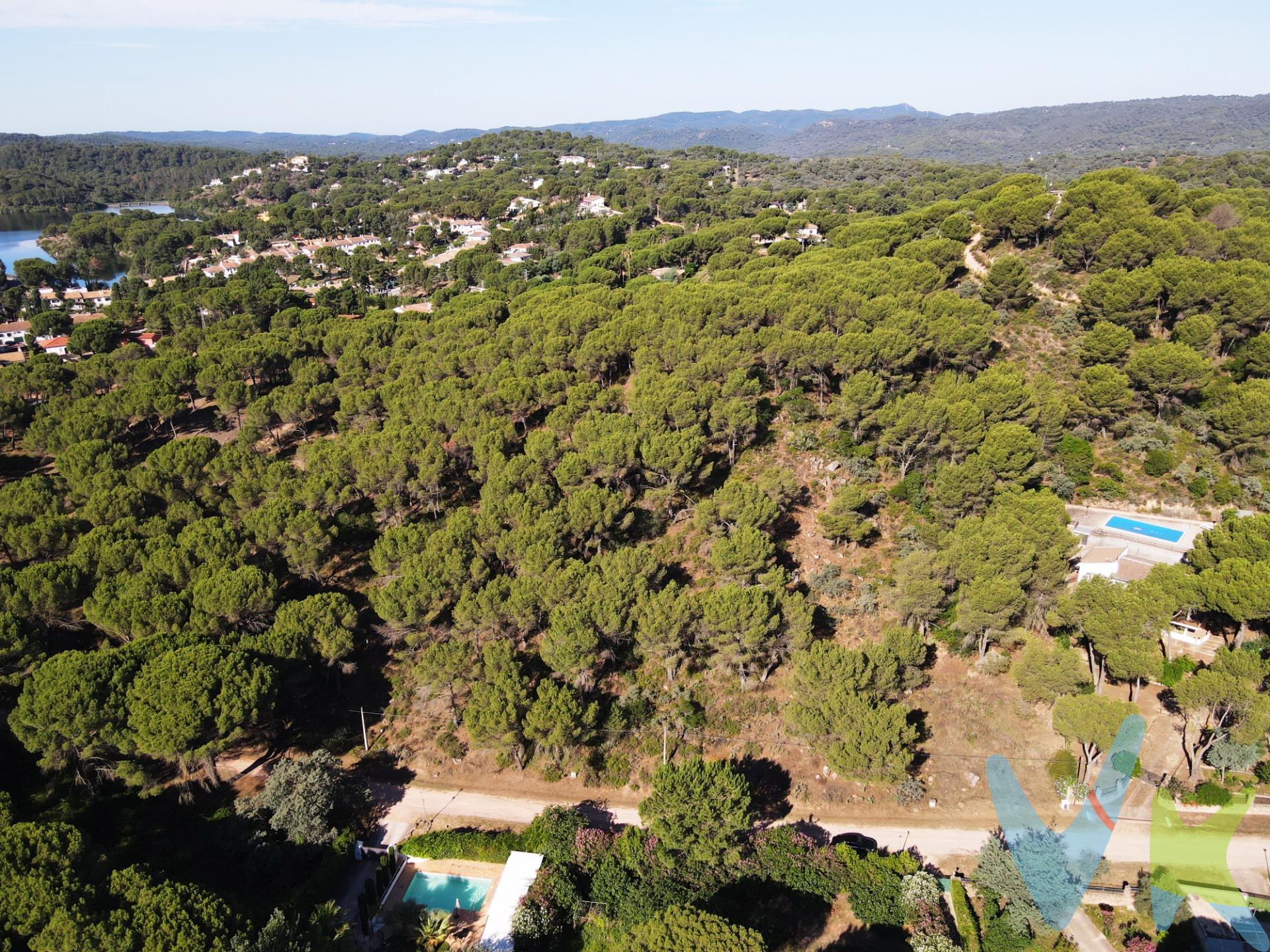 ¿Estás buscando un refugio en medio de la naturaleza, rodeado de aire fresco y paisajes impresionantes? ¡No busques más! Te presentamos nuestra increíble parcela en la Sierra, el lugar perfecto para construir tu refugio de ensueño. Características de la parcela:. 🖼️ Parcela Urbana a partir de una superficie mínima de 1.200 metros cuadrados. 🧱 Coeficiente de edificabilidad del 0,25 %, con una posibilidad de construcción de 750 metros cuadrados!!!. 🌿 Amplio terreno de 3.000 metros cuadrados. 🏔️ Ubicación privilegiada en plena Sierra de Córdoba, rodeado de montañas y bosques exuberantes. 🌅 Vistas panorámicas de ensueño que te dejarán sin aliento. 🌲 Vegetación autóctona y diversa que proporciona privacidad y tranquilidad. 💧 Acceso cercano a fuentes de agua natural y arroyos cristalinos. 🌳 Oportunidades ilimitadas para actividades al aire libre, como senderismo, pesca, ciclismo y mucho más. ¡La parcela está lista para construir tu proyecto! Ya sea que estés buscando una casa de descanso, una cabaña rústica o móvil home y, este lugar ofrece el telón de fondo perfecto para hacer realidad tus sueños. Beneficios adicionales:. 🏡 Posibilidad de asesoramiento personalizado para el diseño y construcción de tu hogar. 🔌 Conexiones eléctricas y agua potable disponibles para facilitar tu comodidad en medio de la naturaleza. 📡 Acceso a servicios de internet y comunicación para mantenerse conectado con el mundo. 🛒 servicios mínimos cercanos para satisfacer tus necesidades diarias. ¡No pierdas esta oportunidad única de ser dueño de una parcela en la Sierra! ¡Contáctanos hoy mismo para obtener más información y programar una visita! Te aseguramos que te enamorarás de este paraíso natural. 🌲 ¡Tu hogar en la Sierra te espera! 🌲