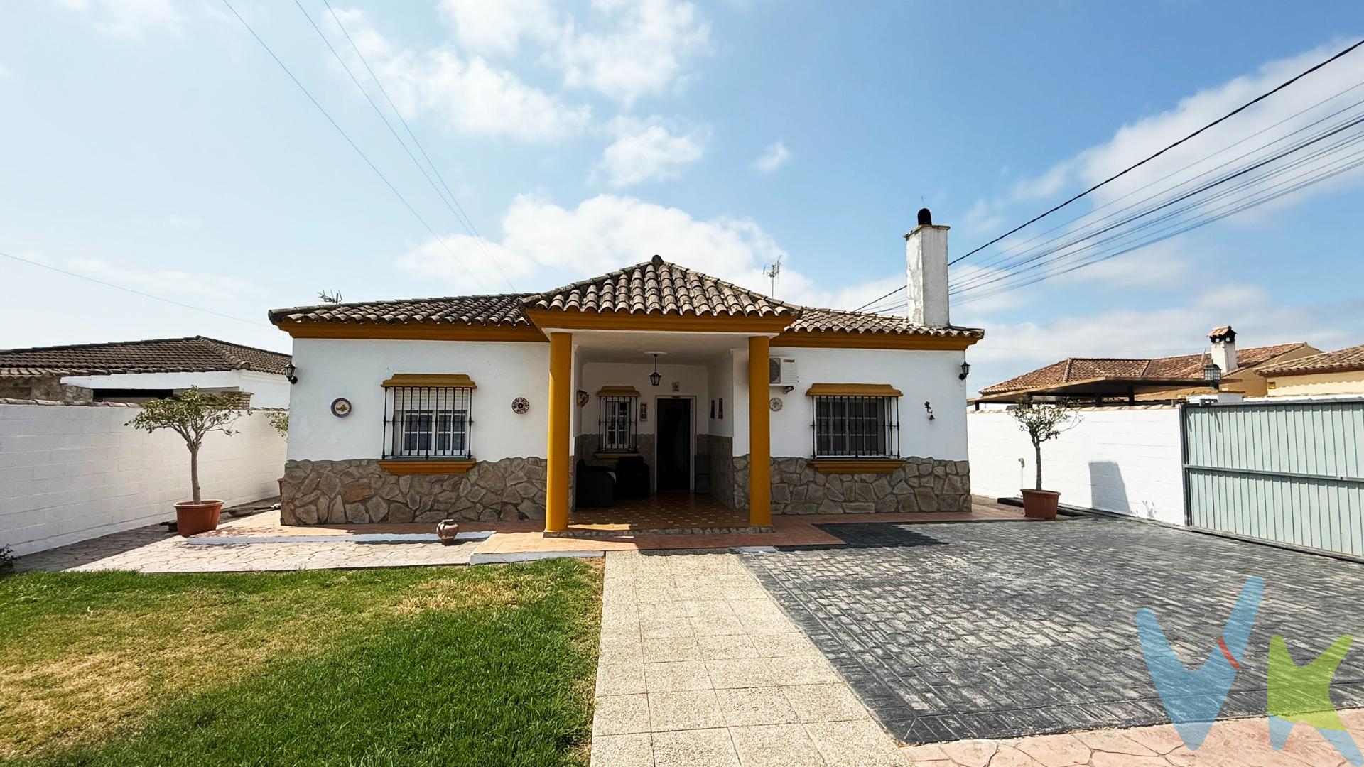 ¿Buscas escapar del ruido y conectar con la naturaleza sin renunciar a la comodidad urbana?. Imagina un chalet de 125 m² construidos (90 m² útiles) donde cada amanecer, el sol inunda un salón espacioso. La cocina, independiente pero abierta al salón, crea el perfecto punto de encuentro para tus desayunos y planes familiares. Tres dormitorios y un baño, todos orientados al norte, garantizan luz natural y descanso reparador. Cruza al jardín: tu refugio privado con cocina exterior para tus barbacoas, piscina vallada para baños tranquilos y garaje integrado en la propia parcela. Además, cuentas con una entrada independiente para coche, que facilita el acceso y aparcamiento sin interferir con el espacio exterior de ocio. Aún en tu oasis, estás a solo 5 minutos a pie de la parada de autobús y en 10 minutos en coche llegas al centro de Chiclana, combinando lo mejor del entorno rural y la vida urbana. Vive el equilibrio perfecto entre serenidad y conexión. Reserva tu visita hoy y descubre en persona tu nuevo hogar en Pago del Humo. Chalet en Pago del humo con 125 m² construidos (90 m² útiles)que consta de recibidor, salón con chimenea, cocina, 3 habitaciones dobles y un baño. En parcela de 750 m² con piscina y garaje. Informamos a nuestros clientes de que los gastos de Notaría, Gestoría, Impuestos y los honorarios de la agencia no están incluidos en el precio. A su vez, disponemos del Documento Informativo Abreviado de la propiedad (Según Decreto 218/2005, del 11 de Octubre) y de Seguro de Caución, para la protección del dinero entregado como señal para la Reserva de una vivienda.