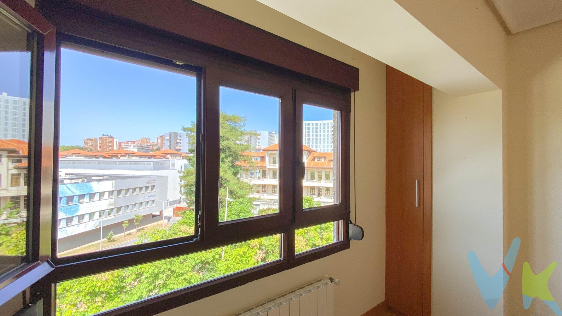 ¿Buscas una inversión segura y con futuro? Este piso es tu oportunidad. Su ubicación, ya de por sí privilegiada junto al Hospital Valdecilla, se ve potenciada por las obras de urbanización y renovación que el Ayuntamiento está realizando en la zona. Esto no solo mejora la calidad de vida, sino que garantiza una inminente revalorización de la propiedad. Con tres dormitorios, salón, cocina independiente y un baño, su distribución es ideal para alquiler a profesionales sanitarios o estudiantes, con una demanda siempre alta. La excelente conexión con transporte público (autobús y cercanías) y la cercanía a todos los servicios aseguran una ocupación continua. Un piso exterior que te asegura tranquilidad y una inversión de alto rendimiento. El momento de invertir es ahora, antes de que el mercado reaccione a la mejora de la zona. Llama y te mostramos tu próxima inversión ganadora. TRANSPARENCIA GESTIÓN INMOBILIARIA:. Sujeto a decisión última del cliente propietario. Al precio se añadirán Impuestos, aranceles de Notaría y registro según legislación en vigor. Consultar resto de condiciones.