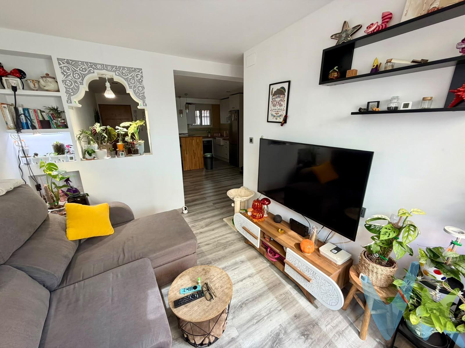 🏡 UN HOGAR CON ENCANTO Y UN PATIO PARA DESCONECTAR EN PLENO CENTRO DE LA LÍNEA. Te presentamos esta acogedora vivienda de 64 m², situada en una primera planta sin ascensor, en pleno centro de La Línea de la Concepción, rodeada de comercios, servicios y todo lo necesario para disfrutar de la comodidad del día a día. La vivienda cuenta con dos dormitorios dobles, un baño completo y estancias acogedoras, pero su gran protagonista es, sin duda, su precioso patio: un auténtico remanso de paz al aire libre, perfecto para relajarse, disfrutar de un café al sol o crear tu propio rincón verde en plena ciudad. Una vivienda con personalidad, que combina la comodidad de vivir en el centro con el privilegio de disponer de un espacio exterior donde desconectar del ritmo diario. ¿Te imaginas disfrutando de tu propio oasis en pleno centro? ¡Ven a descubrirlo!. _________. • Segundas transmisiones: Operación sujeta a ITP, cuyo tipo general es del 7% respecto al precio de venta, pudiendo reducirse al 6% o 3,5% en determinados supuestos conforme a la Ley 5/2021, de 20 de octubre, de Tributos Cedidos de la Comunidad Autónoma de Andalucía. • Honorarios de agencia - El comprador deberá abonar a la agencia unos honorarios del 3% del precio de compraventa (mínimo 3.000 €), más IVA del 21%. • Gastos de Notaría y Registro - Se estiman entre 1.000 € y 2.500 €, dependiendo del precio final, número de copias, extensión de la escritura y complejidad, conforme al Real Decreto 1426/1989 (arancel notarial) y Real Decreto 1427/1989 (arancel registral). • Financiación - En caso de financiación bancaria, los gastos asociados deberán ser consultados directamente con la entidad financiera correspondiente. Nota importante - La agencia realiza labores de intermediación. Las condiciones finales de la compraventa estarán sujetas a la aceptación expresa de la parte vendedora y a la posterior formalización contractual