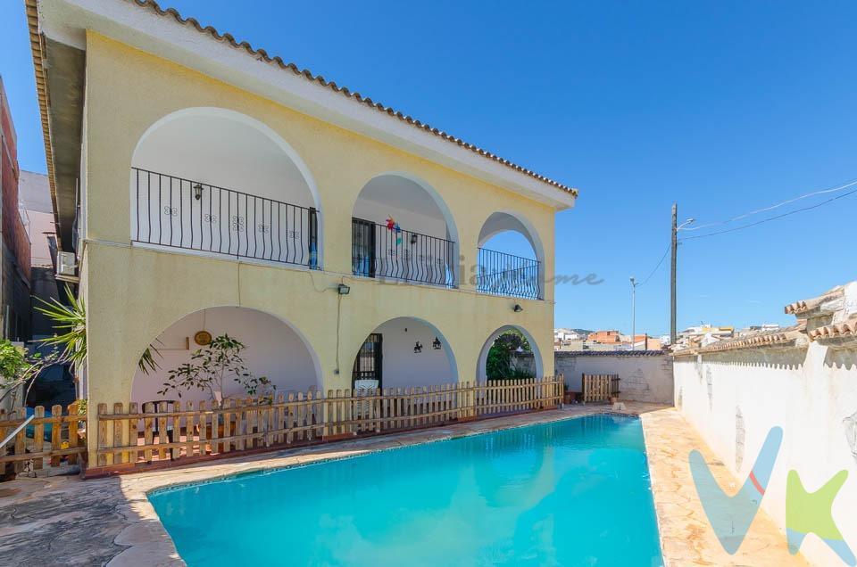 Ref. 04352.- Exclusivo chalet de altas calidades en el núcleo urbano de Riba-Roja de Turia. 🏡 Presentamos esta magnífica vivienda de alto nivel, que destaca por su amplitud, excelentes calidades y ubicación privilegiada en pleno casco urbano de Riba-Roja de Turia, con todos los servicios a un paso: metro, colegios, supermercados y centro de salud. Una oportunidad única para quienes buscan comodidad, privacidad y calidad de vida sin renunciar a la cercanía con Valencia. ✨ Una vivienda que marca la diferencia. Con 265 m² de vivienda, se distribuye en dos plantas perfectamente organizadas:. 🔹 Planta baja: amplio distribuidor, acogedor salón con chimenea y salida directa a la terraza y piscina, baño con ducha y zona de lavadero. Dispone además de barbacoa y garaje cerrado con capacidad para 4 vehículos. 🔹 Planta primera: espectacular salón de grandes dimensiones, muy luminoso, con salida a terraza cubierta con vistas panorámicas. En esta planta encontramos también cocina independiente, 5 dormitorios y 2 baños completos de alta calidad, uno de ellos en suite con bañera redonda. 🌿 Espacios exteriores para disfrutar todo el año. Parcela de aproximadamente 400 m² con jardín consolidado y de fácil mantenimiento. Cuenta con:. Piscina privada de 48 m² con depurador. Dos amplias terrazas cubiertas (36 m² en planta baja y 52 m² en planta superior). Un entorno ideal para disfrutar de reuniones con familia y amigos en la terraza junto a la piscina. 💎 Calidades que reflejan su valor. Suelos de granito en cocina y escaleras, mármol en baños y terrazo en el resto. Carpintería interior de madera maciza de roble. Ventanas de aluminio con climalit, mosquiteras, rejas y doble balconera. Calefacción central de gas natural (caldera de menos de un año). Aire acondicionado por splits en salón principal, dormitorio principal y un dormitorio adicional. Armarios empotrados de gran capacidad en madera de roble. 📍 Ubicación: vivir en Riba-Roja de Turia. En pleno núcleo urbano, con excelente conexión a Valencia por metro y acceso inmediato a todos los servicios. Un entorno tranquilo, familiar y consolidado que combina calidad de vida y comodidad. Una vivienda ideal para familias que buscan espacio, privacidad y una vida práctica sin desplazamientos innecesarios. Una casa donde cada detalle transmite solidez, amplitud y calidad. 📞 No dejes pasar esta oportunidad. Contacta con nosotros y ven a visitarla. Información para el consumidor:. El precio no incluye honorarios de agencia, gastos notariales y registrales, ITP según normativa vigente en la Comunitat Valenciana ni gastos de cambio de suministros. Comercialización en exclusiva. Este inmueble se comercializa en exclusiva por Lliria Home Inmobiliaria. Rogamos no contactar directamente con la propiedad. 📞 962 78 14 09. #exclusiva #venta #lliriahome #inmobiliaria #ribarojadeturia. 