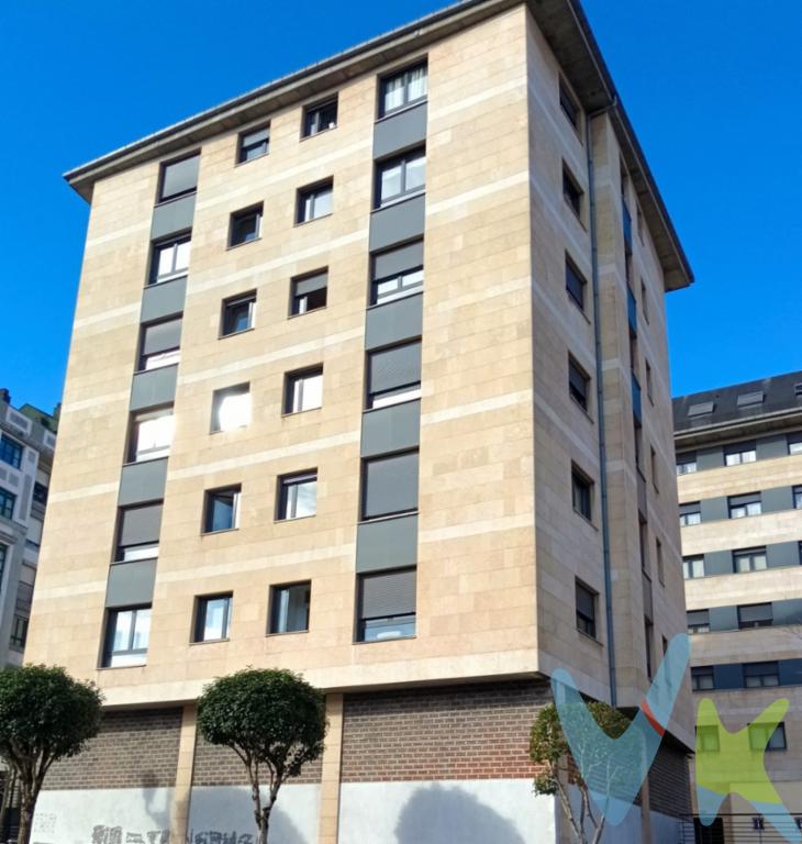 LA ERIA, Calle Tomas Crespo Frigilis,  en el corazón de Oviedo, se presenta una oportunidad única de adquirir un amplio local comercial. Este espacio, excelentemente ubicado, ofrece 226 metros cuadrados útiles y 230 metros construidos, proporcionando un lienzo versátil para emprender un negocio exitoso. El local, parte de un edificio moderno construido en 2002, destaca por su diseño contemporáneo que se adapta a diversas necesidades empresariales y comerciales.Con un diseño diáfano y espacioso, dispone a de una amplia fachada-escaparate de 15 metros a tres calles, (la principal a la calle Tomas Crespo Frigilis  y a la calle Virgilio Palacio, con la que hace esquina). Este local proporciona una amplia gama de posibilidades comerciales, desde una tienda minorista hasta la disposición de este espacio se presta para ser transformado según su visión empresarial. El local consta de un total de 230 m2 construidos, distribuidos en 2 plantas, las cuales se comunican desde una escalera interior, además de ternar acceso a cada planta desde la propia calle principal. La altura de local es otro de sus puntos fuertes, pues dispone de casi 4 metros en la planta piso por lo que de la luminosidad del lugar destaca gracias a sus amplios ventanales, lo que crea un ambiente atractivo y acogedor para clientes y empleados por igual y de 2,58 metros en la planta semi-sótano.La accesibilidad es uno de los puntos fuertes de este inmueble. Situado en una de las zonas más dinámicas de Oviedo, el local enfrente de Instituto ( IES La Eria) y próximo al campo de futbol de Real Oviedo cuenta con excelentes conexiones de transporte público, siendo el autobús la opción más conveniente para quienes quieran visitarlo sin necesidad de vehículos particulares. Esta conectividad potencia el flujo de personas en la zona, aumentando la visibilidad y el alcance de cualquier negocio que se instale aquí y un ambiente atractivo para cualquier emprendimiento.En un contexto donde la demanda de locales comerciales bien ubicados está en constante crecimiento, este inmueble se perfila como una oportunidad que no se debe dejar pasar. . No pierda la oportunidad de llevar su negocio al siguiente nivel en una ubicación premium. Programe hoy mismo una visita y sea testigo de todo el potencial que este local en la vibrante zona de La Eria tiene para ofrecer.PRECIO DE VENTA SIN GASTOS NI IMPUESTOS INCLUIDOS: El precio de venta no incluye gastos de notaría, registro de la propiedad, gestoría, ni el Impuesto de Transmisiones Patrimoniales (ITP) o el IVA/AJD. HONORARIOS: El precio de venta no incluye los honorarios que se devengan a cargo del cliente comprador por la prestación de servicios de asesoramiento y gestión. El importe asciende al 2%, con un mínimo de 2.000 EUR, del Precio de Venta (IVA no incluido). Dichos honorarios deberán ser abonados a la firma de la escritura pública. 