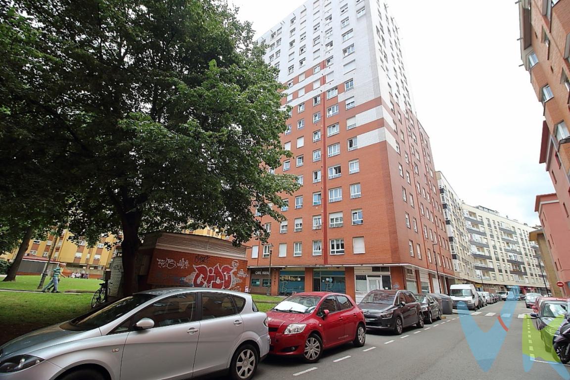 En el vibrante barrio de Natahoyo, Gijón, se presenta una excelente oportunidad para adquirir un espacioso y moderno piso en venta. Con un diseño inteligente que optimiza cada metro cuadrado, este inmueble ofrece un hogar acogedor y funcional que no dejará indiferente a ningún visitante. Aquí se pueden encontrar múltiples razones para enamorarse de este encantador piso.Es una vivienda que destaca por sus impresionantes vistas a todo Gijón incluso del mar.En sus 102 metros construidos y 89 metros útiles, se distribuyen meticulosamente tres amplias habitaciones, proporcionando el confort y la privacidad que usted y su familia necesitan. Situado en la planta 11 de un edificio erigido en 1998, el piso no solo ofrece una excelente calidad de construcción, sino también vistas impresionantes de los alrededores, creando un ambiente relajante y estimulante al mismo tiempo.El salón principal es un espacio delicioso donde la luz natural, que inunda la estancia durante todo el día, se convierte en protagonista, realzando la calidez de cada rincón. A su vez, la cocina, equipada con modernos electrodomésticos y generosas áreas de almacenamiento, está pensada para satisfacer a los amantes de la gastronomía más exigentes. La funcionalidad es clave en cada detalle, como se observa en los baños, diseñados para ofrecer comodidad y estilo.Para aquellos que valoran las comodidades adicionales, este inmueble incluye acceso a un garaje, lo que aporta una gran comodidad en una zona dinámica y activa de Gijón. Además, un trastero complementa las prestaciones del domicilio, ue se encuentra en la misma planta 11 de la vivienda, brindando un espacio extra para almacenamiento. No debe subestimarse el beneficio de contar con un ascensor en una edificación de estas características, facilitando el acceso a personas de todas las edades.Uno de los atractivos invaluables de esta propiedad es su ubicación estratégica. El barrio de Natahoyo destaca por su cercanía a servicios esenciales y su conexión con el resto de la ciudad. Varias líneas de autobús se encuentran a escasos minutos de distancia, lo que convierte a este piso en un hogar ideal para aquellos que dependen del transporte público o simplemente desean disfrutar de la conexión rápida y sencilla con el resto de Gijón.La comunidad en la que se integra este piso es amable y acogedora, lo que hace de esta elección la opción perfecta para quienes buscan integrarse en un entorno social activo y lleno de actividades. Ya sea por el atractivo cultural de Gijón o sus impresionantes playas, vivir en Natahoyo ofrece una experiencia única que combina lo mejor de ambos mundos.Este piso en venta no solo proporciona un hogar funcional, sino que también ofrece una calidad de vida excepcional. Cada cualidad de este inmueble ha sido pensada para garantizar el máximo bienestar a sus futuros propietarios. La combinación de ubicación, diseño y comodidades convierten a esta oferta en un sueño hecho vivienda, listo para ser visitado por aquellos que buscan lo mejor en la prestigiosa ciudad de Gijón. Si desea descubrir todas las bondades que este magnífico piso tiene para ofrecer, no dude en contactarnos para agendar una visita y así poder experimentar en primera persona las emociones y sensaciones que tan majestuoso hogar puede llegar a brindarle. Al cruzar sus puertas, encontrará mucho más que una vivienda: un estilo de vida al que querrá pertenecer.Contamos con más de 35 años de experiencia acreditada y nuestro objetivo es garantizarle un servicio de compra humano, ético, de calidad, fácil y seguro. Nuestro equipo lo integran agentes con la titulación AIR (Agente Inmobiliario Registrado), somos CRS (Council of Residential Specialist) y API. (Agente de la Propiedad Inmobiliaria Colegiado nº248). Contamos con un seguro de Caución que nos permite garantizar el depósito de las cantidades entregadas por nuestros clientes.Te ayudamos con la financiación con las mejores condiciones hipotecarias hasta el 100%.Consulte en nuestras reseñas de Google lo que opinan los clientes que ya han trabajado con nosotros.El precio no incluye gastos de notaría, registro e impuesto de transmisiones.