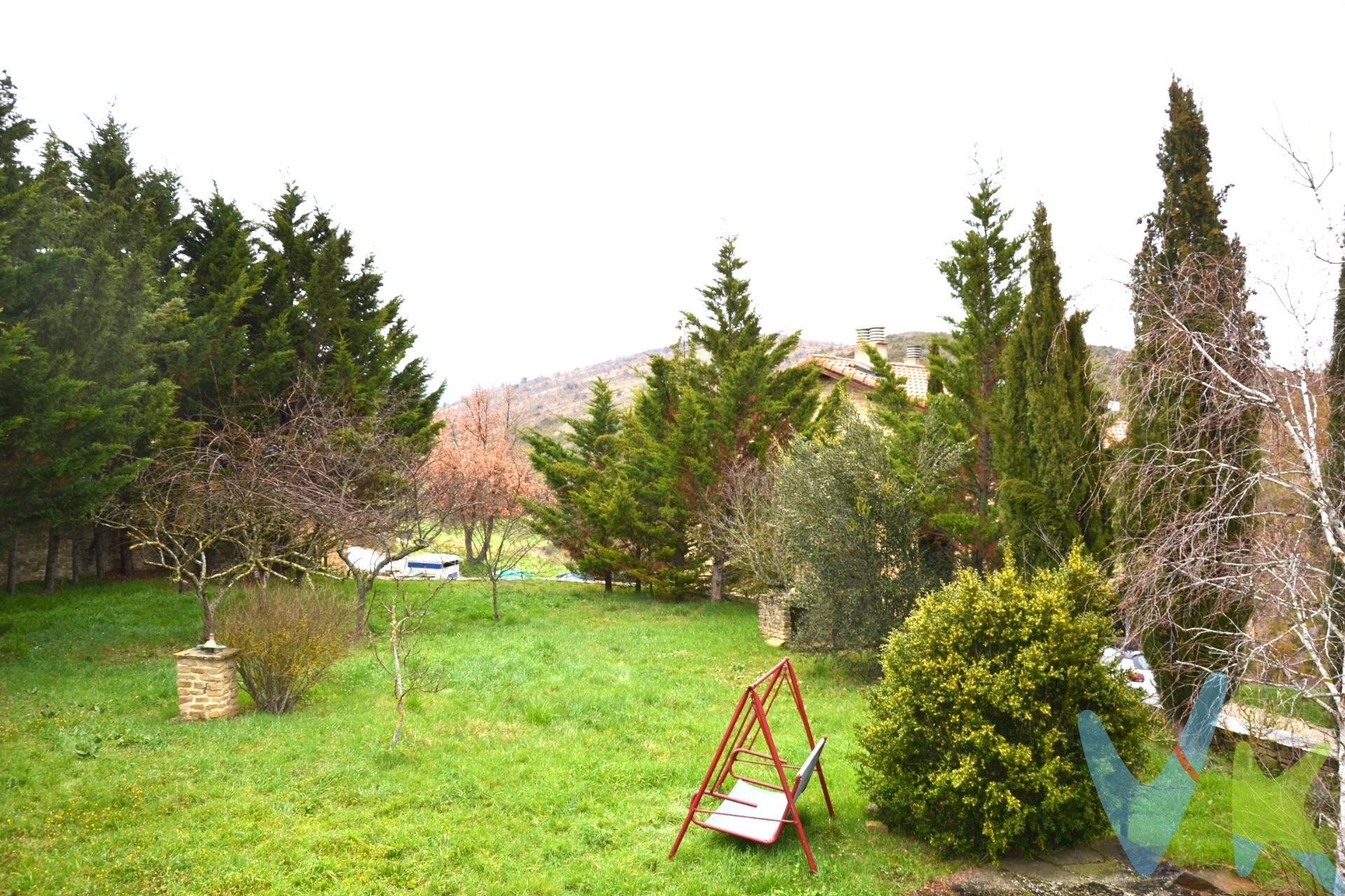 ¡Se Vende Preciosa Casa de Pueblo en Iratxeta, Junto a la Iglesia del Pueblo!. Ubicada en un entorno tranquilo y natural, esta encantadora casa de pueblo en Iratxeta, es un Concejo que pertenece al municipio de Leoz en el Valle de la Valdorba. Se ofrece como la vivienda ideal para aquellos que buscan un hogar espacioso y acogedor, a solo 37 km de Pamplona y a menos de 20 km de Tafalla. La casa, de 235 m² construidos y 218 m² útiles, se distribuye en dos plantas bien diferenciadas:. Planta Baja: Al acceder a la vivienda, nos encontramos con un garaje de 32 m², apto para 1 o 2 vehículos, adyacente a la sala de calderas. Desde aquí, un pasillo distribuidor nos lleva a 5 dormitorios (con superficies que van de los 11,86 m² a los 13,40 m²), lo que proporciona amplias estancias para descansar. Además, la planta cuenta con un baño completo con plato de ducha, ideal para mayor comodidad y funcionalidad. Planta Primera: En esta planta destaca una cocina de 21,19 m², totalmente equipada y espaciosa, perfecta para disfrutar de las mejores recetas familiares. El salón de 32 m², con chimenea, ofrece un ambiente cálido y acogedor, ideal para reuniones y momentos de relax. En esta planta también encontramos el dormitorio principal de 13,41 m², así como un baño completo con bañera, lo que ofrece una excelente opción de confort. Exterior: La propiedad se sitúa en una parcela de 803 m², lo que la convierte en un lugar perfecto para disfrutar del aire libre. El jardín privado, ideal para actividades en familia o con amigos, cuenta con una barbacoa que será el lugar perfecto para disfrutar de agradables veladas. Además, la ubicación de la vivienda, rodeada de naturaleza, garantiza tranquilidad y privacidad. Ubicación: Iratxeta es un pequeño pero acogedor municipio, ideal para quienes buscan escapar del bullicio de la ciudad. A tan solo 37 km de Pamplona y a menos de 20 km de Tafalla, se encuentra perfectamente comunicada y cercana a todos los servicios esenciales. Esta es la vivienda perfecta para quienes desean vivir en un entorno natural, pero cerca de las comodidades urbanas. Si buscas tranquilidad, comodidad y amplitud, ¡no dudes en contactarnos para agendar tu visita! Estaremos encantados de mostrarte todo lo que esta maravillosa propiedad tiene para ofrecerte. ¡No dudes en contactarnos para concertar una visita! Te atenderemos encantados. Datos meramente informativos sin valor contractual. El PVP indicado no incluye impuestos ni gastos de transmisión (ITP, Notaría, Registro..). .    . 