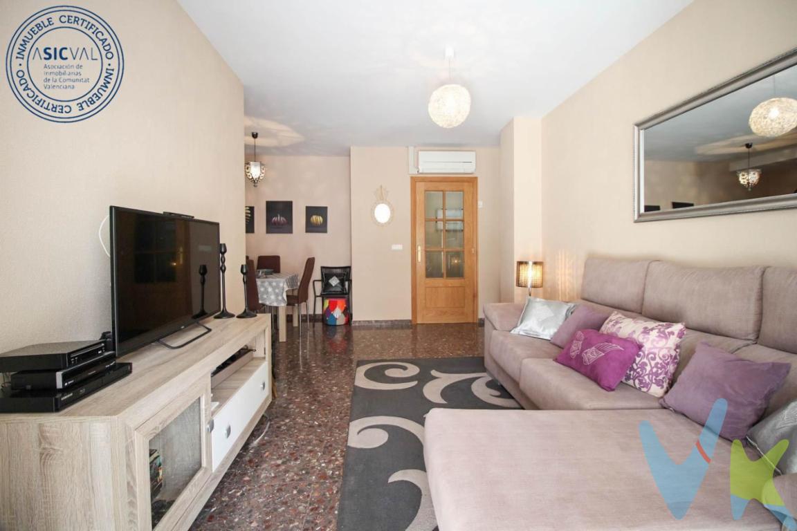 Ref. 1774_ ¿Estás pensando en invertir o en cambiar de vida y venirte a Oropesa del Mar? No pierdas la OPORTUNIDAD de quedarte este apartamento de 3 dormitorios en el centro del casco urbano. Vivienda situada en la 1ª planta de un edificio de 3 alturas, construido en el año 2002. Cerca de todos los servicios y comercios necesarios (autobús, supermercados, institutos, farmacias, oficina de Correos, bancos...)...Vivienda en perfecto estado de conservación, distribuida interiormente en 3 dormitorios dobles con armarios empotrados, 1 baño completo con ducha y otro cuarto de baño completo con bañera incorporado en el dormitorio principal. Amplio salón-comedor con acceso a la cocina independiente y muy luminosa que te permitirá estar en contacto con tus invitados mientras preparas el aperitivo. Además dispone de una terraza de 8 m2 y de un trastero de 2,31 m2 útiles situado en el edificio anexo y que ofrece espacio de almacenamiento extra.  ..VIVIENDA CERTIFICADA: LE GARANTIZAMOS LA COMPRA DE SU INMUEBLE CON TODAS LAS GARANTÍAS JURÍDICAS...El precio de venta NO INCLUYE Impuestos (I.V.A. o I.T.P), gastos de Notaría, gastos de Registro de la Propiedad, gastos de tramitación de Escrituras ni gastos de financiación (si se precisa). Consulte Honorarios Profesionales de Agencia Inmobiliaria.