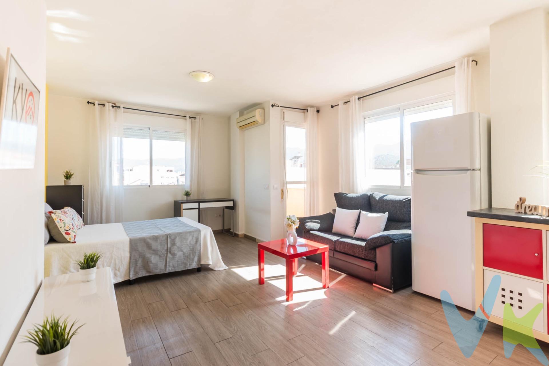 Oportunidad de inversión o vivienda junto al Hospital Virgen de la Arrixaca – El Palmar (Murcia). Estudio de 50 m² en excelente estado, situado en un residencial privado con piscina y zonas ajardinadas, a tan solo una calle del Hospital Virgen de la Arrixaca. La vivienda cuenta con plaza de garaje incluida, distribución funcional y buena luminosidad, ideal para personal sanitario, residentes o profesionales que busquen proximidad al hospital. Por su ubicación estratégica y la alta demanda de alquiler en la zona, este inmueble representa una inversión rentable y de bajo riesgo, con ocupación garantizada durante todo el año. Entorno tranquilo, con todos los servicios cerca: transporte público, supermercados, restaurantes y rápido acceso a la autovía. Una oportunidad perfecta tanto para vivir como para invertir con seguridad y rentabilidad. 🔑 Comercialización en multidifusión. Por mandato expreso del propietario, este inmueble se comercializa en multiexclusiva, lo que garantiza un acceso completo a la información, un servicio profesional y una gestión ordenada, sin interferencias de terceros. Si eres agente inmobiliario y tienes un cliente interesado, estaremos encantados de colaborar. Contáctanos sin compromiso. 🤝 Una compra tranquila y bien acompañada. Al contactar directamente con nosotros, evitarás molestias innecesarias a la propiedad. Nos encargamos de toda la intermediación, facilitándote la documentación, la información necesaria y un trato cercano, claro y sin complicaciones. Te informaremos con total transparencia de todos los aspectos de la compra, incluidos gastos y honorarios de agencia para que tomes decisiones con calma y seguridad. Nuestra forma de trabajar se basa en algo muy sencillo:. Calma → la tranquilidad de comprar tu vivienda con acompañamiento profesional en todo el proceso con nosotros. ℹ️ Información legal. La descripción del inmueble y las imágenes publicadas tienen carácter meramente informativo y no contractual. El precio ha sido fijado por la propiedad y podría sufrir variaciones hasta su formalización en contrato de compraventa. 💰 Gastos de la compra. Impuestos (ITP). Con bonificación: 3 %. Sin bonificación: 7,75 %. Notaría y Registro: aprox. 1.000 €. Honorarios de agencia: 3 % + IVA, con un mínimo de 3.000 € + IVA (No incluidos en el precio de venta). 