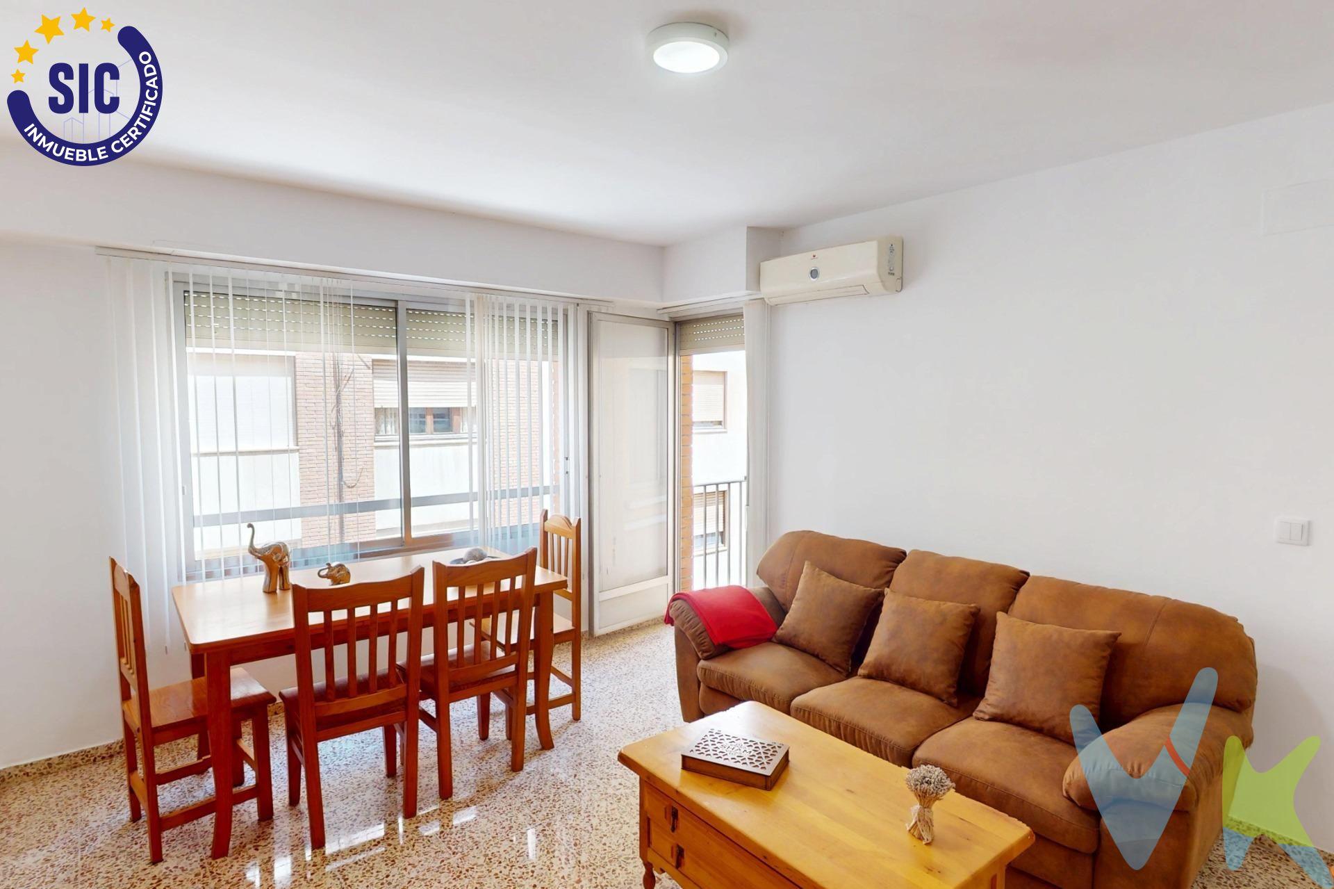 🏙️ Vivienda Reformada en el Centro de Castellón con Garaje, Trastero y Balcón – ¡Lista para Entrar a Vivir!. ¿Buscas una vivienda con todas las comodidades en el corazón de Castelló de la Plana?. Esta propiedad te ofrece espacio, luz y ubicación, además de plaza de garaje y trastero incluidos, algo cada vez más difícil de encontrar en el centro. 📍 Ubicación premium: Zona Plaza  La Paz, con todos los servicios a pie: comercios, transporte público, colegios, centros médicos y zonas verdes. 🛠️ Características destacadas:. 125,77 m² construidos / 99,49 m² útiles. Balcón con acceso desde el salón-comedor. 3 dormitorios: uno tipo suite con baño privado. 2 baños completos. Cocina independiente totalmente equipada. Salón comedor de casi 29 m² con balcón. Garaje y trastero incluidos en el precio. Primera planta real con altura de segunda (tiene entresuelo). 🔧 Reformado recientemente – entra a vivir sin necesidad de obras. ☀️ Orientación norte, edificio con ascensor y fachada caravista. 🏢 Comunidad: solo 58 €/mes. 📊 IBI: 397 €/año. 🏷️ Precio: 209.500 €. ✅ Extras incluidos:. Aire acondicionado y calefacción. Armarios empotrados. Videoportero. Gas ciudad. Acceso a terraza comunitaria en azotea. 📞 No dejes escapar esta oportunidad de vivir con todo en el centro. Llámanos y agenda tu visita hoy mismo.