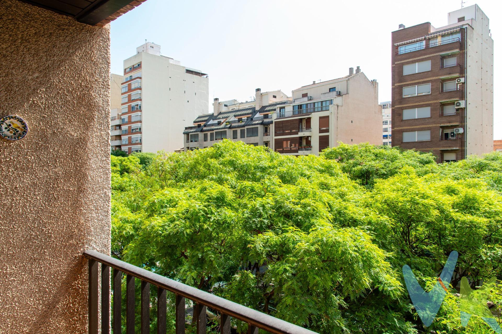 . Magnífico piso de 4 dormitorios, 2 baños, puerta de servicio y con muchísima amplitud en pleno corazón de Castellón. Con 175 m² construidos distribuidos en hall de entrada, amplio salón-comedor de 44 m² con salida a terraza orientada a la Avenida Rey Don Jaime, disfrutarás de unas vistas despejadas con zonas ajardinadas, que aportan luz natural y una sensación de amplitud única. La cocina de 23 m2 es independiente, con zona de galería y zona para poder comer en ella con una amplia despensa. . En la zona de noche encontramos 4 habitaciones amplias dobles y 2 baños completos con sus vestidores y sus armarios empotrados. La vivienda se encuentra en buen estado de origen, lista para entrar a vivir o actualizarla a tu gusto. Se vende sin muebles ni electrodomésticos. Ubicada en una finca con ascensor, en una de las mejores zonas del centro de Castellón, rodeada de todos los servicios: supermercados, farmacias, colegios, centros médicos y transporte público. 🏡 Vivienda en exclusiva. Te acompañamos en todo el proceso de compraventa con el respaldo de una empresa con más de 55 años de experiencia en el sector inmobiliario. 📞 ¡No dudes en preguntarnos por esta vivienda!. ¡Soy tu nuevo hogar!. 