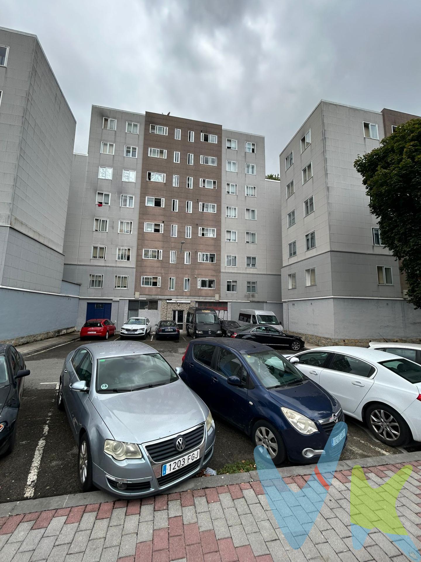 Se vende piso en quinta altura con ascensor, luminoso y bien distribuido, ubicado en el Grupo Urdánoz en el Barrio de Etxabakoitz de Pamplona, con todos los servicios a mano. La vivienda cuenta con: Cocina independiente de 5,75 m², Salón - Comedor de 12,18 m²,  Habitación principal de 10 m² con armario empotrado, Segundo dormitorio de 7,70 m², Tercer dormitorio de 6,13 m² y un baño, funcional y con ventilación. Fachada del edificio fue  rehabilitada hace unos años. Esta vivienda actualmente se encuentra alquilada  desde el año 2015 a unos inquilinos con todas las garantías y estupendas referencias,  por lo que sería ideal para para inversores que busquen rentabilidad en una zona en crecimiento, también sería una ocasión como vivienda habitual. ¡No dejes pasar esta oportunidad! Contáctanos para más información o para concertar una visita.