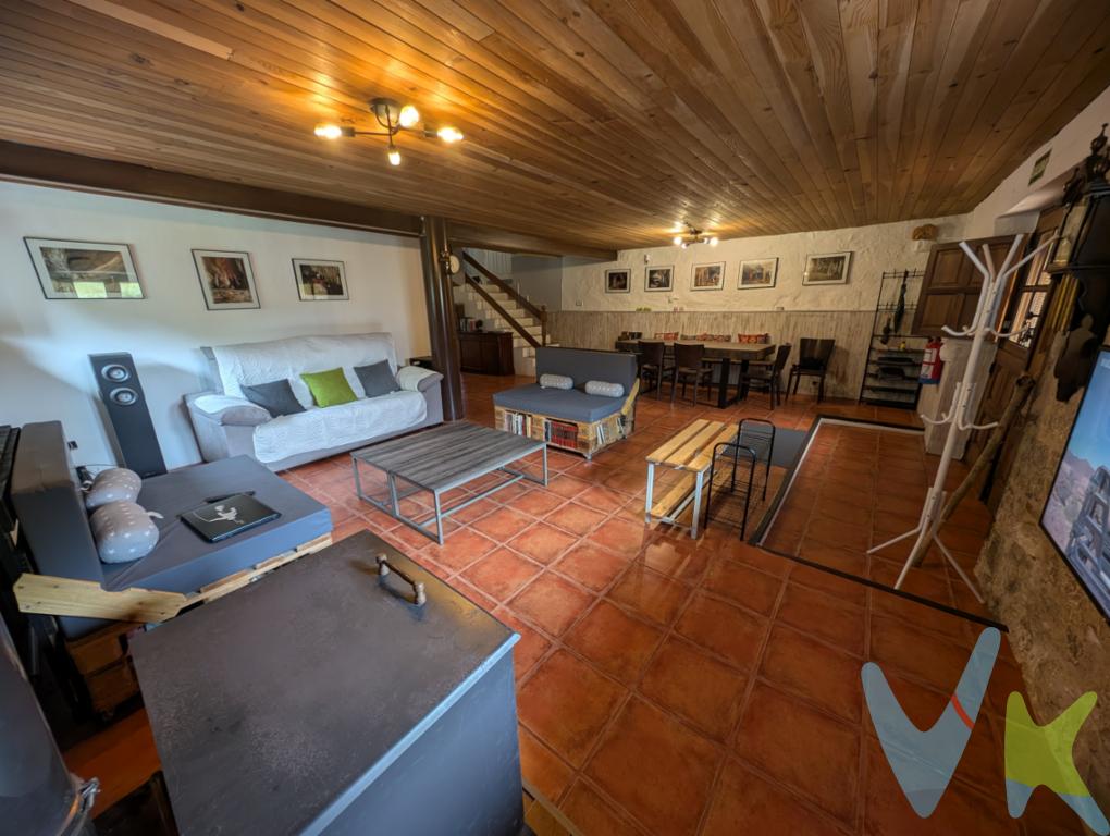Casa rural con encanto en Ampuero  Naturaleza y confort cerca del marTe presentamos esta singular casa rural con licencia turística, ubicada en plena Sierra de Breñas, a tan solo 3 minutos de Ampuero y 15 minutos de las playas de Laredo. Su enclave permite disfrutar de la tranquilidad del entorno natural con la comodidad de tener cerca localidades turísticas como Santoña o el Santuario de la Bien Aparecida. Bilbao y Santander se encuentran a menos de una hora.La vivienda destaca por sus amplios espacios, luminosidad y carácter tradicional, siendo ideal tanto para uso familiar como para inversión turística.Distribución de la casa:En el exterior, la propiedad cuenta con una construcción independiente de 35 m² (ideal como garaje, taller, gimnasio o zona de juegos) y un cuidado jardín de 400 m², donde disfrutar del aire libre en un entorno natural incomparable.Un lugar perfecto para quienes buscan paz, naturaleza, rutas de senderismo, espeleología o simplemente relajarse a pocos minutos del mar.Segunda planta: Espacio diáfano bajo cubierta, perfecto como área de ocio o almacenaje.Primera planta: Seis habitaciones luminosas, cuarto de baño completo, zona de lavandería con electrodomésticos y terraza con bonitas vistas.Planta baja: Gran salón con estufa de leña, cocina-comedor equipada con chapa y acceso directo al jardín, baño completo y despensa bajo la escalera.