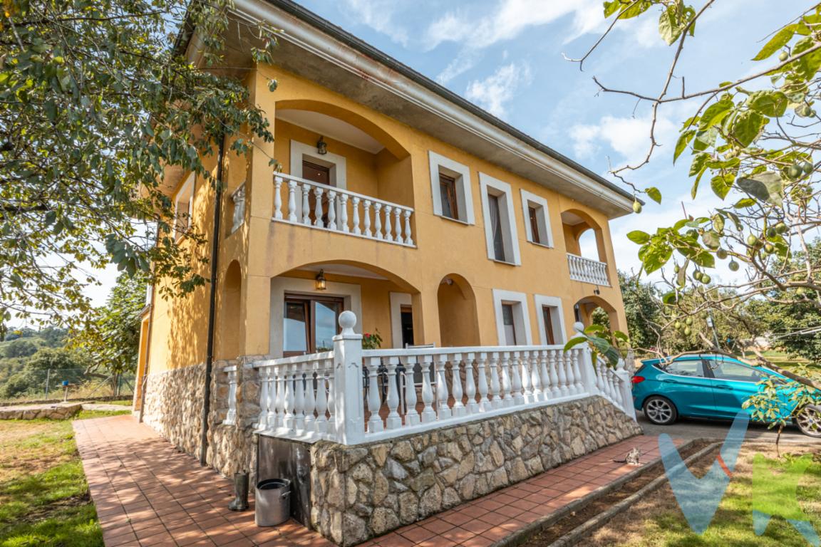 OPORTUNIDAD UNICA EN TIÑANA. Esta casa, situada en la pintoresca zona de Tiñana, en Siero, es ideal para familias que desean combinar la comodidad de una vida moderna con la serenidad de un entorno natural.La vivienda, construida en 2007, presenta una estructura sólida con 247 metros cuadrados construidos, de los cuales 220 metros son útiles. Desde el momento en que se ingresa a la propiedad, se percibe una atmósfera de calidez y amplitud. Cuatro generosas habitaciones ofrecen espacio más que suficiente para toda la familia, proporcionando un refugio perfecto para descansar y relajarse. Las habitaciones cuentan con suficiente luz natural, creando un ambiente acogedor y luminoso.Dispone de una habitación doble en planta baja. Uno de los atractivos principales de esta propiedad es la espaciosa parcela que la rodea. La amplitud del terreno permite disfrutar de la naturaleza, llena de árboles frutales.Cuatro amplios balcones en la planta superior.Además, la propiedad incluye un garaje con portón automático, lo que proporciona practicidad y seguridad adicional al poder estacionar su vehículo cómodamente en casa. El aseo, bien distribuido en el interior de la vivienda, cubre las necesidades diarias con funcionalidad y estilo. El diseño interior de la casa se caracteriza por una disposición eficiente del espacio, que facilita el flujo entre las áreas de estar, promoviendo la convivencia familiar.Conectada a un sistema de alcantarillado, esta vivienda garantiza todos los servicios urbanos esenciales para una vida moderna y sin preocupaciones. La proximidad a servicios necesarios, además de la tranquilidad de su ubicación, hace de esta casa una opción ideal para quienes buscan un equilibrio entre la vida rural y la conveniencia urbana.La vivienda se compone de cuatro amplios dormitorios dobles, uno de ellos con vestidor y baño en suite, tres cuartos de baño completos y un aseo. Dos amplios salones, cocina independiente.Piscina de 44 metros cuadrados.Anexo tiene un cuarto de aperos que podría hacer la función de vivienda de invitados, ya que dispone de acceso independiente a la propiedad.El cuidado y mantenimiento de la estructura reflejan la atención al detalle y el amor con que ha sido preservada. Cada rincón de esta casa cuenta una historia, esperando ser el escenario de su futuro. Si está en busca de una vivienda que combine espacio, comodidad y una ubicación excelente, esta casa es digna de una visita.Llámenos para concertar una cita y deje que esta propiedad le sorprenda. No pierda la oportunidad de conocer su próximo hogar, donde la comodidad, la tranquilidad y el encanto se unen en perfecta armonía. Estamos seguros de que esta villa superará sus expectativas y será el lugar perfecto para comenzar su nueva vida. 