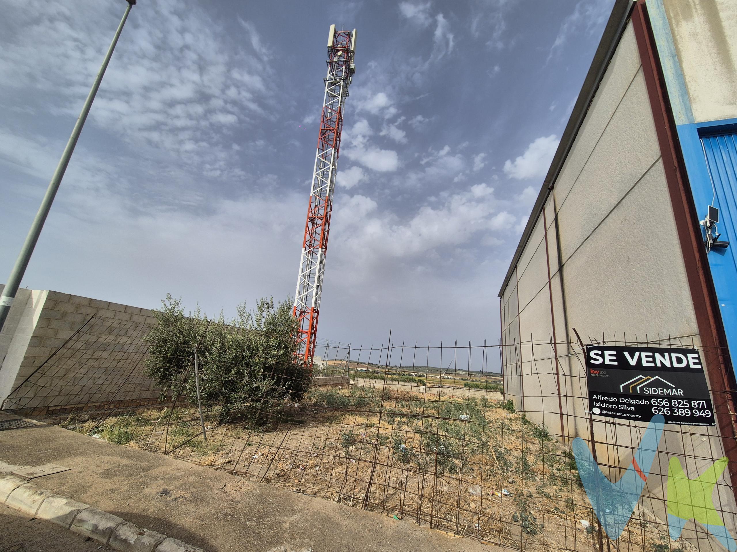 PRECIO DE VENTA: [78.000+ GASTOS] €. Terreno industrial en venta con cimentación y estructura parcialmente ejecutadas – Polígono Industrial Heliche, Olivares (Sevilla). Se vende parcela industrial , con una importante parte de la obra ya ejecutada, lo que permite reducir considerablemente los tiempos y costes de construcción de una nave industrial. Características de la parcela y la obra ejecutada:. Desagüe conectado a la red general de saneamiento. Proyecto con 2 planos disponibles. Cimentación completamente realizada mediante pozos y riostras. Pozos de cimentación con una profundidad de 1,20 m. Riostras ejecutadas a 50 cm de profundidad, con sus correspondientes parrillas de armado y vigas de cimentación. Instaladas 11 placas base de acero de 400 × 400 × 15 mm, preparadas para la colocación de los pilares metálicos. Colocados 7 pilares metálicos perfil HEA 180, con una altura de 7 metros. Ejecutados aproximadamente 145 m² de cerramiento lateral mediante placas prefabricadas macizas de hormigón de 150 mm de espesor, conformando el lindero derecho con la parcela colindante. La parcela ofrece una excelente base para continuar la construcción de una nave industrial, disponiendo ya de una parte muy significativa de la estructura y cimentación ejecutadas. Ubicada en una zona industrial consolidada, con buenos accesos y excelentes comunicaciones, constituye una oportunidad ideal para empresas o inversores que busquen reducir los plazos de ejecución de su futura nave. Para más información, documentación técnica o concertar una visita, no dude en contactar. En cumplimiento de las obligaciones de información previstas en la Ley 10/2025, de 28 de diciembre, de servicios de atención a la clientela y transparencia, así como en la normativa sectorial vigente, se hace constar que el precio indicado no incluye los gastos e impuestos inherentes a la adquisición, los cuales se desglosan a continuación:. • Impuesto sobre Transmisiones Patrimoniales (ITP): Se aplicará el tipo impositivo vigente en la Comunidad Autónoma de Andalucía, generalmente el 7%, sin perjuicio de tipos reducidos del 3,5%, 1,2% o 1% aplicables según las circunstancias personales del comprador o las características del inmueble). El impuesto se devenga sobre el Valor de Referencia de Catastro o el precio de venta, aquel que resulte superior. • Gastos de Notaría: Los honorarios notariales se calcularán conforme al arancel oficial regulado en el Anexo I, del Real Decreto 1426/1989, de 17 de noviembre, por el que se aprueba el arancel Notarial. • Gastos de Registro: La inscripción en el Registro de la Propiedad se facturará según el arancel oficial establecido en el ANEXO I, del Real Decreto 1427/1989, de 17 de noviembre, por el que se aprueba el arancel Notarial. • Gastos de Gestión (Gestoría): Los honorarios por la tramitación administrativa, liquidación de impuestos e inscripción registral ascienden aproximadamente a [545] € (IVA incluido). • Honorarios Agencia del Vendedor: incluidos en el PVP. • Honorarios Agencia del comprador: La agencia prestará los servicios de información, asesoramiento y acompañamiento previstos en el Encargo de Servicios y en el D.I.A. Si solicita servicios adicionales o personalizados, sus honorarios serán informados previamente, de forma individualizada y por escrito, conforme a la libertad de pactos y a la normativa vigente. NO VINCULADOS AL PRECIO DE COMPRA. Para una información exhaustiva sobre el funcionamiento, tipos impositivos y bonificaciones del ITP en Andalucía, puede consultar el portal oficial de la Agencia Tributaria de la Junta de Andalucía en el siguiente enlace:. https://www.juntadeandalucia.es/organismos/economiahaciendayfondoseuropeos/areas/tributos-juego/tributos/paginas/impuestos-cedidos-transmisiones.html; Documento D. I. A. a disposición del consumidor según Decreto 218/2005 Junta de Andalucía. 