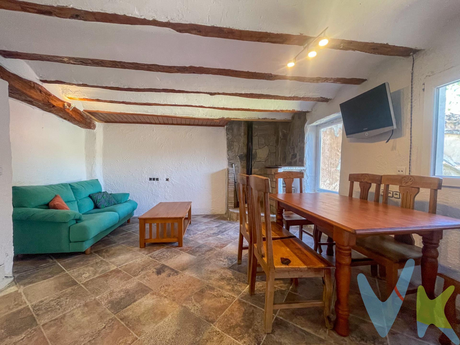 Una casa con alma en el corazón de Requena – 306 m² para soñar y vivir. Imagina despertar cada mañana en una casa con historia, con carácter, con ese encanto que solo el paso del tiempo y la buena arquitectura pueden regalar. Situada en el centro de Requena, a escasos pasos del Ayuntamiento, juzgados, centros médicos, colegios y parques, esta vivienda de 306 m² construidos te invita a crear un hogar donde cada rincón cuente tu historia. Se trata de una propiedad única, distribuida en tres alturas, con infinitas posibilidades. En la planta baja, encontrarás una amplia entrada con acceso a garaje y un baño, además de un espacio generoso con salida a un gran jardín trasero: el lugar perfecto para construir una piscina, instalar una barbacoa, crear tu propio cenador o simplemente un oasis verde donde disfrutar de la tranquilidad. . Es una planta para reformar, lo que te permite diseñar desde cero ese rincón soñado para ti y tu familia. La primera planta, semi reformada, ya deja ver el potencial de esta joya: un acogedor salón-comedor con chimenea y salida directa a una gran terraza con vistas al patio, cocina americana totalmente equipada y abierta al comedor, un baño completo con bañera y cuatro habitaciones: una doble y tres sencillas. Espacios funcionales, llenos de luz natural, donde podrás vivir desde el primer día. Y en la última planta, una buhardilla con techos altos, vigas de madera y todo el encanto rústico por recuperar. El tejado está en buen estado, lo que te ofrece una base sólida para convertir este espacio en un estudio, una sala de juegos, dormitorios adicionales o lo que tu imaginación desee. Con una estructura firme, buena orientación y la posibilidad de convertirla en una auténtica casa señorial, esta vivienda es ideal para familias que buscan amplitud, ubicación y la posibilidad de personalizar su hogar. Un proyecto para soñar, para invertir, para disfrutar. Una oportunidad irrepetible de vivir en el centro con el alma de antes y las comodidades de hoy. La descripción del presente inmueble e imágenes tienen mero carácter informativo y en ningún caso carácter contractual, pudiendo ser modificados por la inmobiliaria comercializadora sin que ello implique responsabilidad alguna frente a terceros. En el precio de venta a público, esta propiedad NO incluye los gastos de adquisición (Notario, registro, gestión, honorarios, etc…).