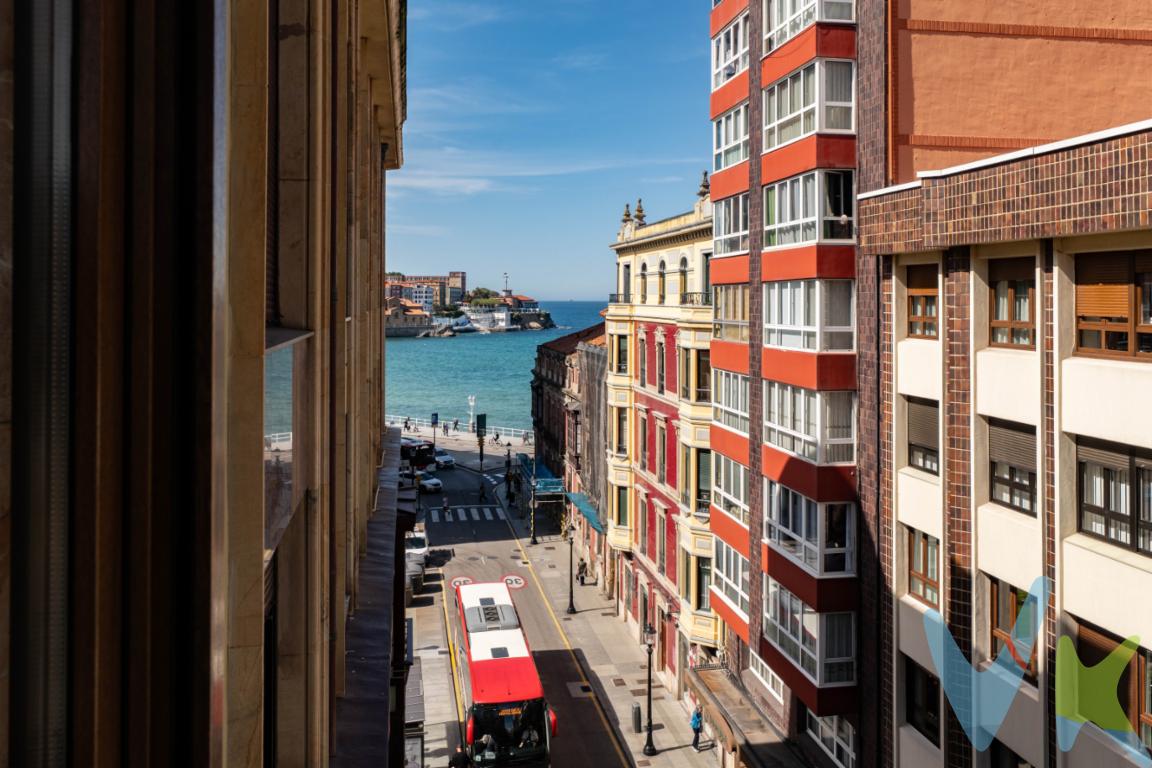  ¡Descubra su nuevo hogar en el corazón de Gijón a 2 minutos de las Playa, ubicado en una de las áreas más codiciadas de esta vibrante ciudad. Este inmueble está disponible para la venta, ofreciendo una excelente oportunidad para aquellos que buscan un lugar cómodo y funcional con un estilo urbano.Este acogedor piso, situado en la quinta planta de un edificio levantado en 1981, cuenta con una distribución óptima que se extiende a lo largo de 65.88 metros útiles y 75.05 metros construidos. La propiedad se compone de salón - comedor con vistas al mar y con cocina americana  equipada con los  electrodomésticos; así como dos habitaciones  luminosas y dos baños con plato de ducha ; proporcionando el espacio perfecto tanto para solteros como para parejas o pequeños núcleos familiares. Cada habitación ha sido diseñada pensando en la funcionalidad y el confort, permitiendo que la luz natural inunde los espacios a lo largo del día.   Las comodidades del entorno hacen de esta propiedad una opción aún más atractiva, especialmente con una parada de autobús cercana, garantizando movilidad rápida y eficiente a cualquier parte de Gijón y sus alrededores.El acceso a servicios y comodidades complementarias está  garantizado, dada la privilegiada ubicación en el centro de Gijón. Disfrute de la proximidad a tiendas, restaurantes, cafeterías, y otros puntos de interés cultural y recreativo. Esto no solo hace de este piso un lugar ideal para residir, sino también una inversión sólida dadas las características de la zona.Si está buscando un hogar en Gijón que reúna todas las cualidades de ubicación central, cercanía a la playa, comodidad y estilo contemporáneo, esta es sin duda una opción que no debe dejar pasar. Para programar una visita o para cualquier consulta adicional que pueda tener, no dude en ponerse en contacto con nosotros. Estamos a su disposición para brindarle más información y ayudarle en cada paso del proceso. ¡Esperamos poder mostrarle su próximo hogar! En el precio publicitado no esta incluido el Impuesto de Transmisiones Patrimoniales ni los gastos de notaria y registro de la propiedad. 
