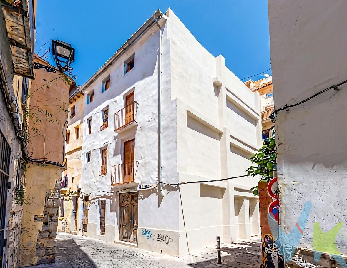 ¿Buscas un proyecto con alma, historia y una alta rentabilidad en pleno auge inmobiliario?. Te presentamos este majestuoso edificio señorial de 1899, ubicado en la emblemática Calle Mayor de Sagunto, a los pies del imponente Castillo romano y en el corazón palpitante del casco antiguo. Un lienzo en blanco de estructura reciente y de 270 m²  esperando ser transformado en el próximo proyecto de referencia de la ciudad. . 📐 El Espacio: Versatilidad en 3 Plantas. El edificio destaca por una estructura perfectamente equilibrada distribuida en bajo vivienda y 3 plantas. . 💼 El Proyecto: Un imán para inversores . Este inmueble es idóneo para inversores o promotores que busquen desarrollar:. Un Edificio de Apartamentos Boutique / Vacacionales: La demanda de alojamiento con encanto en el casco histórico de Sagunto no deja de crecer. Su ubicación estratégica garantiza una ocupación altísima. Promoción de Viviendas para Venta: División horizontal para comercializar 4 apartamentos independientes. Una Casa Palacio Única: El sueño de cualquier particular que desee una vivienda unifamiliar de dimensiones espectaculares en una calle con solera. 📍 Ubicación Estratégica. Situado en la Calle Mayor, una vía cargada de historia, rodeada de servicios, restaurantes con encanto y el misticismo del teatro romano y el castillo. Una localización donde el valor del suelo nunca baja. ℹ️ DATOS TÉCNICOS PARA INVERSORES. Estado: Requiere rehabilitación integral (Ideal para adaptar a las necesidades de tu proyecto y maximizar el margen de beneficio). Superficie total: 270 m² construidos. Año: 1899. Nota: Edificio libre de arrendatarios y cargas, listo para la venta y el inicio del proyecto técnico. No dejes pasar la oportunidad de adquirir un trozo de la historia de Sagunto con un potencial de rentabilidad excepcional. ¡Contacta hoy mismo para solicitar visita!