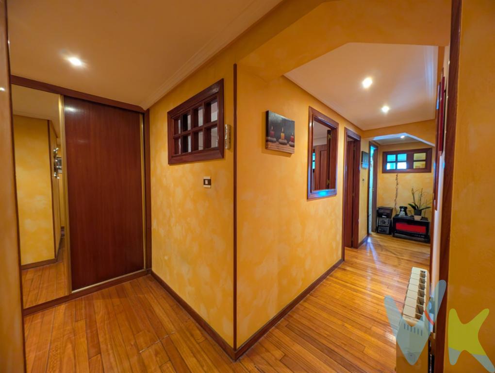 Piso céntrico en Laredo listo para entrar a vivirEn plena calle Cachupín, en el centro de Laredo, se vende vivienda de 74 m² construidos (68 m² útiles) perfectamente distribuida.Dispone de cocina independiente y salón, muy luminosos, con salida a balcón con vistas a la plaza Cachupín, 2 habitaciones interiores, 1 baño completo  y recibidor. La vivienda se encuentra en buen estado, sin necesidad de reforma y lista para entrar a vivir.Ubicación inmejorable, con todos los servicios a pie de calle: comercios, transporte, restauración y vida urbana. Ideal como vivienda habitual, segunda residencia o inversión.Honorarios a cargo del comprador: 1% no incluido en el precioImpuestos, gastos notariales y registrales NO INCLUIDOS