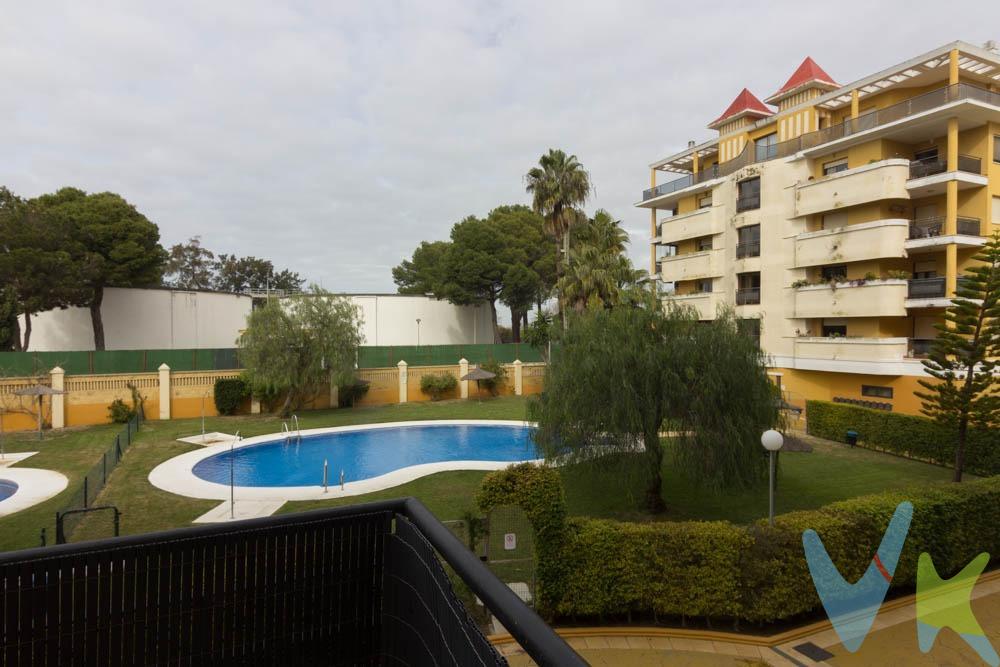 Magnífico piso ubicado en una de las zonas más demandadas, La Angelita, ideal tanto como vivienda habitual como inversión. Esta espaciosa propiedad cuenta con tres habitaciones y dos baños (uno de ellos con placa de ducha), ofreciendo comodidad y funcionalidad para toda la familia. La vivienda se entrega con cocina equipada, incluyendo frigorífico, lavavajillas, horno, vitrocerámica y campana extractora, lista para entrar a vivir. Además, dispone de suministro de gas natural, lo que aporta un extra de confort y eficiencia energética. Uno de sus grandes atractivos es su espectacular terraza de 20 m², desde donde se pueden disfrutar agradables vistas directas a la piscina comunitaria de la urbanización; un espacio perfecto para relajarse, disfrutar de comidas al aire libre o crear una acogedora zona chill out. El inmueble se encuentra dentro de una urbanización privada que ofrece piscina comunitaria y pistas de pádel, aportando un gran valor añadido y opciones de ocio sin salir de casa. Todo ello en un entorno tranquilo y muy bien valorado por los residentes. Existe también la posibilidad de adquirir plaza de garaje en el mismo edificio, con preinstalación para vehículo eléctrico (consúltanos para más información), lo que incrementa aún más las ventajas y comodidad de esta atractiva propiedad. Una vivienda luminosa, bien situada y con excelentes prestaciones, perfecta para quienes buscan calidad de vida. Sin duda alguna esta es una oportunidad única no solo por su localización estratégica con buena salida hacia las zonas de playa y ciudades colindantes  sino también debido a todas las comodidades adicionales disponibles, como supermercados ,colegios etc... ; ¡pregúntanos! Estaremos encantados.de informarte sobre todos los detalles necesarios. De acuerdo con lo prevenido en el Decreto 218/2005, de 11 de octubre, se informa al cliente que los gastos notariales, registrales, impuesto de transmisiones (ITP), honorarios de intermediación, gastos financieros, y otros gastos inherentes a la compraventa no están incluidos en el precio. Por mandato expreso del propietario, comercializamos este inmueble en exclusiva, lo que le garantiza el acceso a toda la información, a un servicio de calidad, un trato fácil, sencillo y sin interferencias de terceros. Por este motivo, se ruega no molestar al propietario, a los ocupantes de la propiedad o a los vecinos. Muchas gracias por su comprensión. 