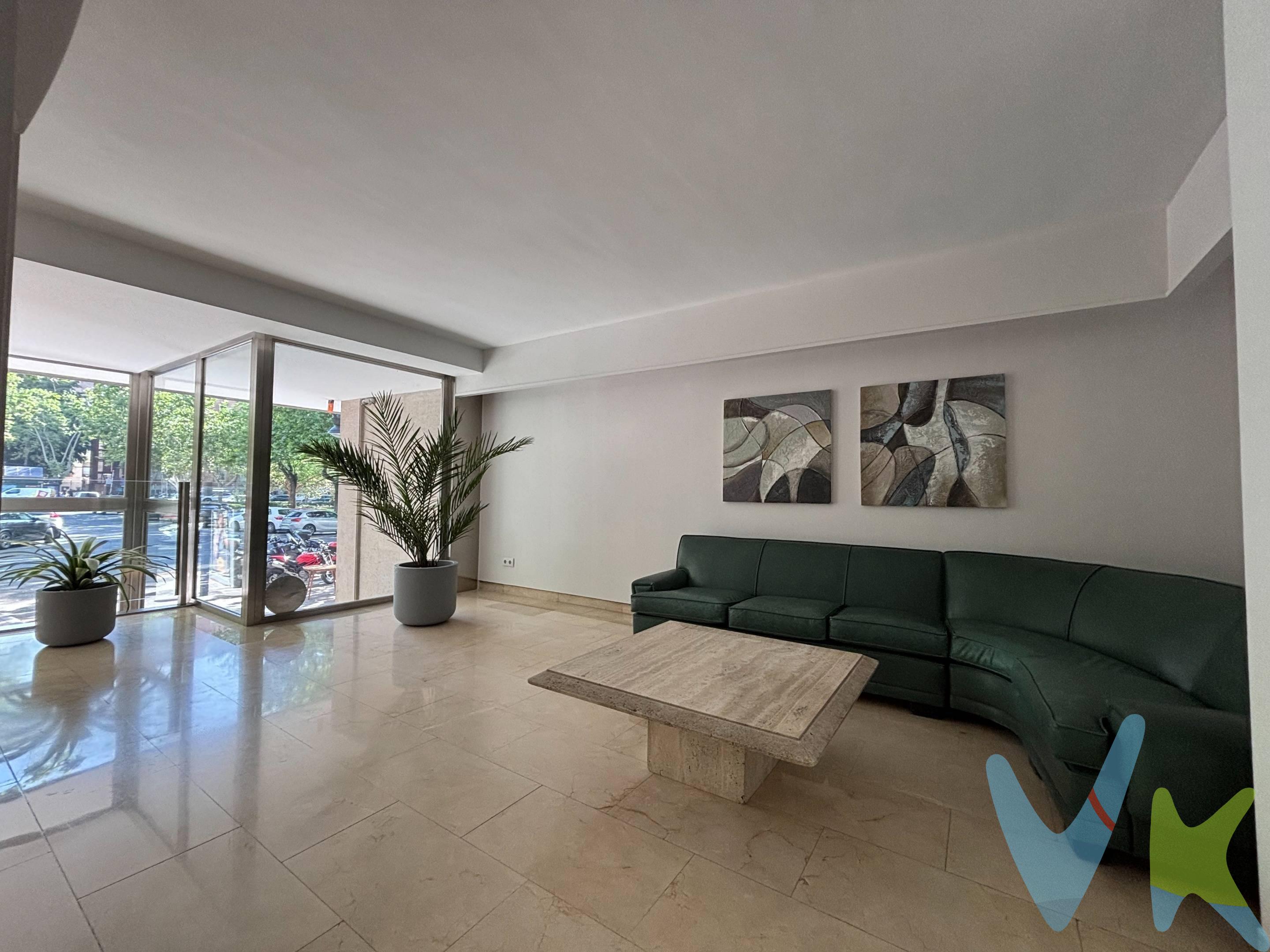 En la misma Avda. Blasco Ibáñez, número 18, RACASA MARVÁ comercializa en exclusiva un inmueble que, actualmente consta de 442 m2 destinado a oficinas. Se vende como OFICINA, o como DOS ó TRES VIVIENDAS que pueden construirse realizando el cambio de uso que puede hacerse en cualquier momento. Por lo tanto, si estás interesados EN OBRA NUEVA y comprar de UNO a TRES pisos en una de las mejores zonas de Valencia, esta es tu oportunidad. En las fotos adjuntamos una distribución posible, constatada legalmente, en la cual quedan DOS PISOS, siendo solo una idea para que puedas imaginarte la vivienda de tus sueños en Pla del Remei. El inmueble consta de TRES accesos independientes, tiene UNA plaza de garaje y es ideal como INVERSIÓN o para tener cerca a los familiares más cercanos para cuidarlos, o que nos cuiden en el futuro. Oportunidad ÚNICA DE TENER OBRA NUEVA en zona VIVEROS, entre las Universidad Europea y otras oficiales, Hospitales Clínico y Quirón, más todos los servicios que puedas imaginarte. El edificio tiene zaguán nuevo, no tiene Conserje y los ascensores están a cota cera, por lo que la accesibilidad es inmejorable. Si quieres más información, llámanos, ampliamos la información que necesites u organizarmos una visita. La oferta está sujeta a cambios de precio o retirada del mercado sin previo aviso. Este anuncio en su conjunto, incluyendo textos, fotos, imágenes o cualquier otro contenido del mismo, no es vinculante dado que la información es ofrecida por terceros y puede contener errores. Se muestra a título informativo y no contractual.. Número de Registro de Agentes de Intermediación Inmobiliaria de la Comunidad Valenciana: RAICV-3991. El precio no incluye lo siguiente: honorarios de la agencia inmobiliaria, impuestos (IVA, ITP) y otros gastos de la Compraventa (notaria, gestoría y registro). Por mandato expreso del propietario, comercializamos este inmueble en exclusiva, lo que le garantiza el acceso a toda la información, a un servicio de calidad, un trato fácil, sencillo y sin interferencias de terceros. Por este motivo, se ruega no molestar al propietario, a los ocupantes de la propiedad o a los vecinos. Muchas gracias por tu comprensión. Si eres agente inmobiliario y tienes un cliente para este inmueble, llámanos: estaremos encantados de colaborar.