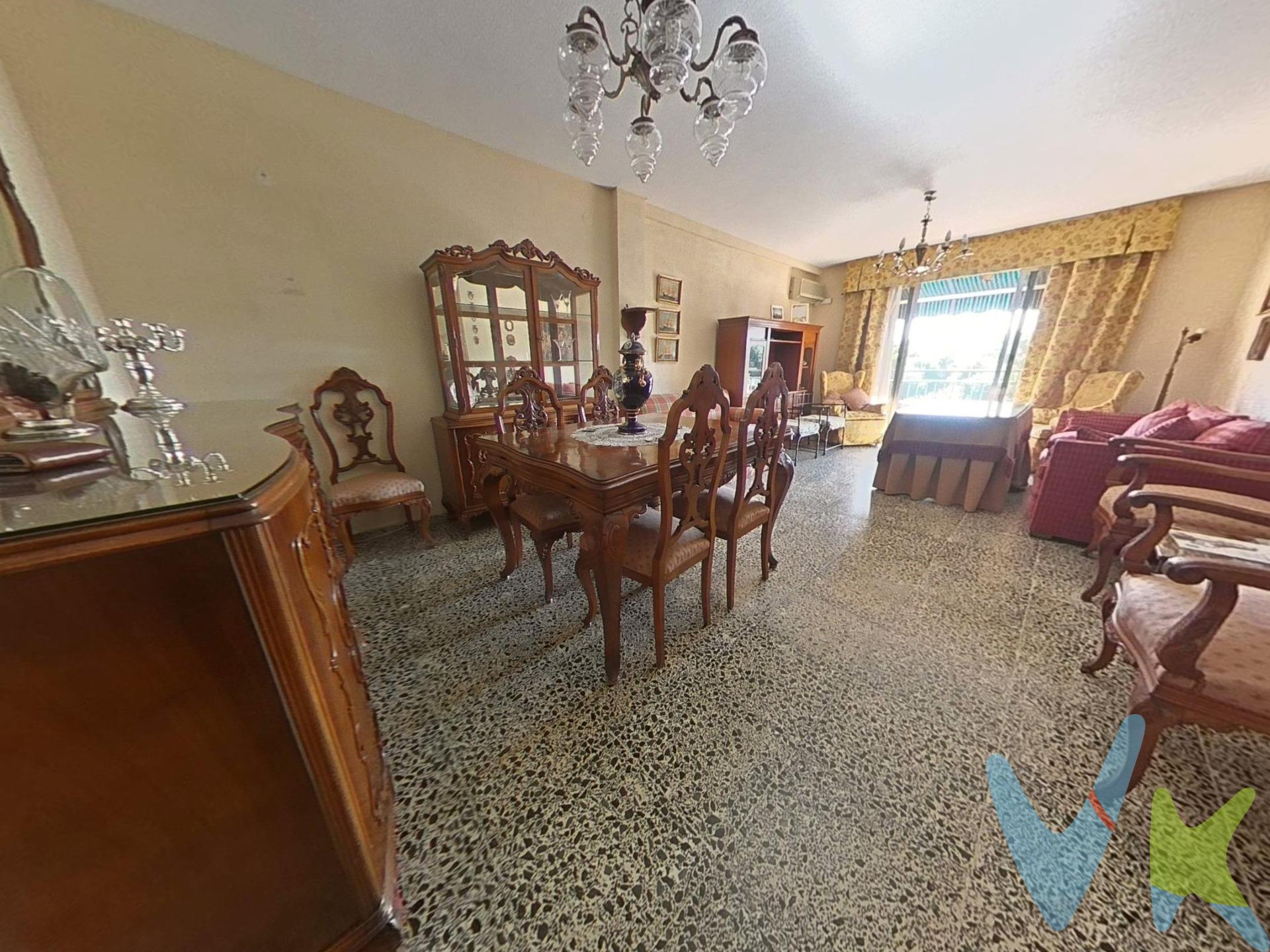 🏡 Descubre este encantador piso en una exclusiva zona, al lado del famoso hotel Eurostar Palace ⭐, con vistas despejadas que te cautivarán desde el primer momento. Con sus 127 m² construidos, esta vivienda es ideal para quienes buscan amplitud, luz natural y una ubicación privilegiada para formar su hogar. 🛋️ Al entrar, serás recibido por un amplio hall con armario empotrado, diseñado para ofrecer funcionalidad desde el primer paso. El salón independiente destaca por su gran luminosidad y tamaño generoso, además cuenta con acceso a una amplia terraza, perfecta para relajarte al sol ☀️ o disfrutar de momentos especiales al aire libre. 🍽️ La cocina está totalmente equipada y tiene salida directa a una práctica terraza lavadero, cerrada, 🧺 que facilita las tareas del hogar dejando espacio en otras estancias vitales. 🛏️ Esta propiedad dispone de cuatro dormitorios bien distribuidos, todos ellos muy luminosos, asimismo ofrece dos baños completos, diseñados pensando en tu confort diario 👨‍👩‍👧‍👦. 🚪 El edificio consta solamente de cuatro plantas lo cual garantiza tranquilidad y privacidad absoluta. Un valor añadido de éste inmueble es que se ha aprobado ya el ascensor 🚠 para mejorar, aún más, la calidad de vida así como también contribuye potencialmente a la revalorización futura del inmueble 🤝. 📍 Ubicación emblemática, tendrás fácil acceso directo hacia el centro de la ciudad y casco histórico, además cuentas con todos los servicios esenciales alrededor 🏙️, y diferentes opciones de restauración, convirtiendo así esta propiedad no solo en un excelente lugar donde vivir, sino que  también representa una atractiva opción de inversión. No pierdas la oportunidad de visitar éste inmueble, por sus características y ubicación seguro que  estará libre por poco tiempo 😉  📲📲. El comprador tendrá un coste adicional de un 2% más IVA del precio de venta final, por el servicio de gestión, asesoramiento y formalización del proceso de compra. Este importe no está incluido en el precio publicado en venta. INFORMACIÓN ADICIONAL. Para cumplir con la normativa vigente tenemos a disposición del cliente el Documento de Información Abreviada D. I. A. Los precios indicados pueden sufrir alteraciones sin previo aviso. Los GASTOS DE LA COMPRA serán según ley (Notaria, Registro e Impuestos) y no están incluidos en el precio señalado. 