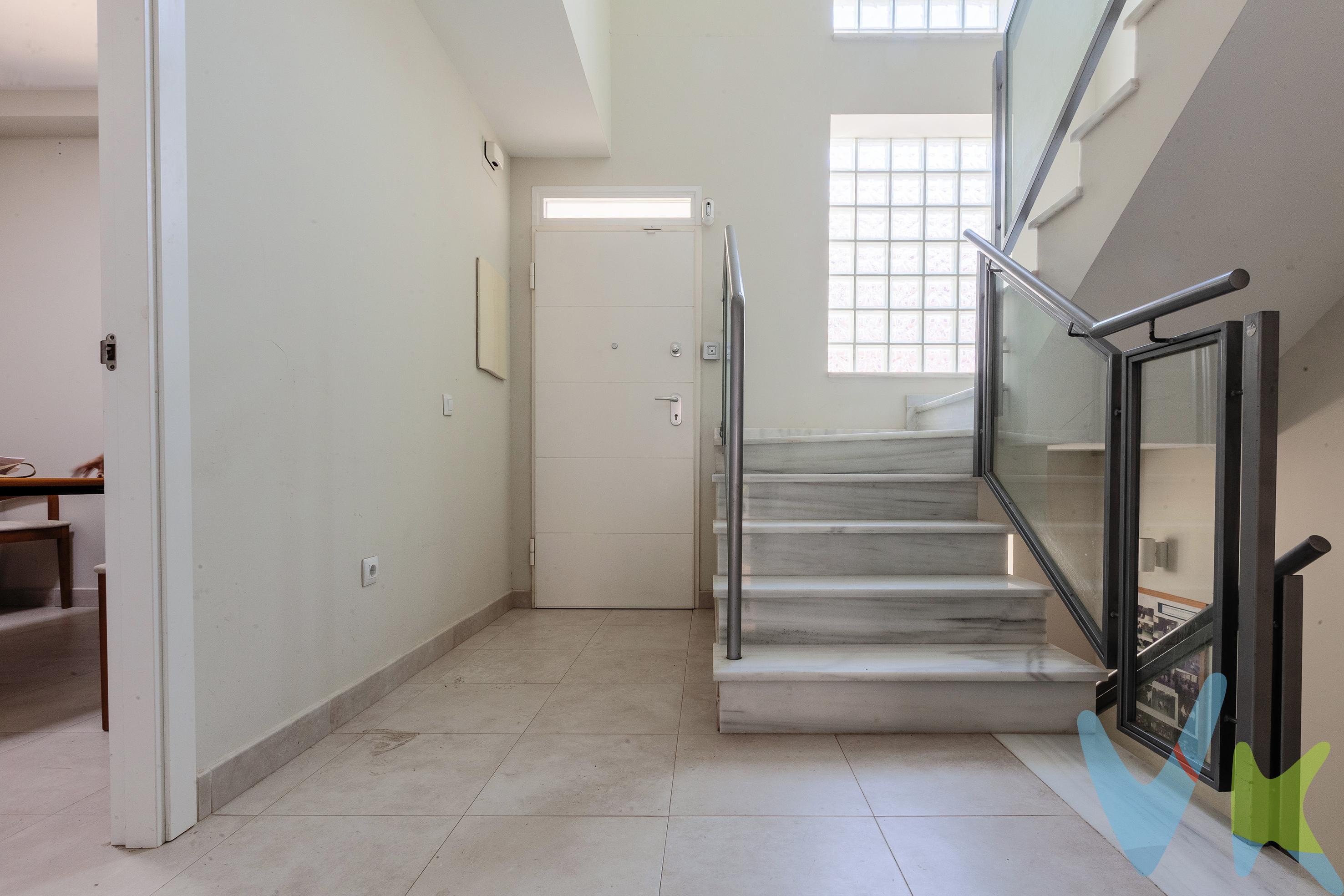 . ✨ Elegancia, Sol y Exclusividad en Dos Hermanas ✨. Descubra esta magnífica casa adosada, un hogar rebosante de luz natural y alegría, diseñado con excelentes calidades y pensada para el máximo confort familiar. Ubicada estratégicamente, combina la tranquilidad residencial con la comodidad de tener todo a mano. 📍 Ubicación Inmejorable. Situada en una de las zonas más demandadas de Dos Hermanas, disfrutará de una vida cómoda y funcional. Se encuentra junto a supermercados y el centro médico, y a un paso del emblemático Parque de La Alquería, un pulmón verde ideal para pasear y desconectar. 🏡 Distribución de Lujo y Confort. Planta Principal (Corazón del Hogar). Un amplio recibidor le da la bienvenida a un espacio donde la luz es la protagonista. Esta planta cuenta con una práctica distribución:.     Aseo de cortesía y una habitación muy funcional.     Gran Salón Comedor con acceso directo al gran atractivo de la casa: un espectacular patio interior de generosas dimensiones.     Cocina de ensueño: totalmente equipada y amplia,  con salida directa al patio, perfecta para disfrutar de comidas al aire libre. Primera Planta (Zona de Descanso).     Tres luminosas habitaciones.     Dos baños completos, destacando la suite principal que incluye su propio baño privado y un cómodo vestidor, creando un oasis de tranquilidad. Añadir que el salón, la salita y el dormitorio principal cuentan con aire frio y caliente. Sótano (Espacio Extra y Comodidad)  .     Una estancia muy amplia, ideal como sala de juegos, gimnasio o cine.     Recibidor con acceso a la espaciosa cochera.     Cochera con capacidad para dos vehículos grandes y equipada con la preinstalación de carga para coches eléctricos, pensando en el futuro. 🌟 Calidades y Eficiencia Energética. Esta propiedad destaca por sus muy buenas calidades constructivas. Además, es un hogar ecológico y eficiente, contando con placas solares para el suministro de agua caliente, lo que garantiza un importante ahorro energético. ¡No deje pasar la oportunidad de vivir en la casa de sus sueños¡. Informamos a nuestros clientes que el precio de venta no incluye lo siguiente: Honorarios de la agencia inmobiliaria, impuestos (el Impuesto de Transmisiones Patrimoniales, IVA o AJD, en su caso), otros gastos de la compraventa (gastos de registro de la Propiedad, Notaría, gestoría ni de posible financiación). Documento DIA a disposición del consumidor según Decreto 218/2005 Junta de Andalucía