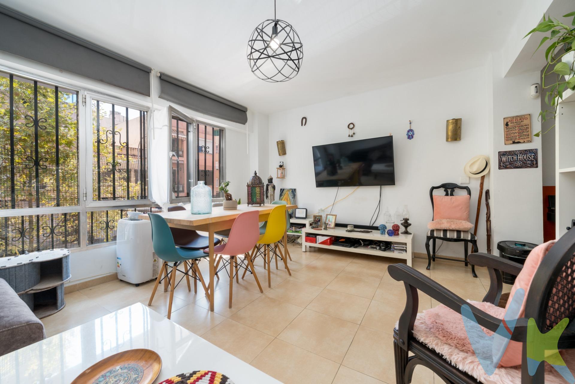 CARRER FRANCESC PI I MARGALL.- Esta propiedad ofrece una localización ideal y práctica en Palma, con buen acceso a las principales vías de comunicación, a solo 1,5 km del centro de Palma y de la playa. Esta vivienda de 73 m2 útiles, ubicada en la primera planta de un edificio sin acensor, resulta adecuada para familias que busquen un hogar luminoso, tranquilo y versátil. El comedor es espacioso y cuenta con un ventanal que aporta abundante luz natural, generando una sensación agradable de amplitud. La distribución actual incluye tres habitaciones —una doble y dos individuales— que pueden adaptarse a distintas necesidades. El baño es completo, con bañera, y la cocina, de diseño funcional, ofrece acceso directo a la terraza. La terraza, de uso privativo y 60 m² de superficie, es un espacio multifuncional para actividades de ocio o descanso. Dispone además de un cerramiento de 10 m² que permite destinarlo a una cuarta habitación, un estudio o un área de trabajo. Uno de los aspectos más interesantes de la vivienda es su potencial de redistribución. La actual configuración facilita la posibilidad de crear espacios más abiertos, un comedor con salida directa a la terraza o cualquier otra distribución que aproveche la luz natural que llega a toda la casa. La finca no dispone de ascensor, lo que ayuda a mantener unos gastos de comunidad ajustados. El vecindario mantiene una buena convivencia y la comunidad está al día en sus pagos. Si quieres conocerla de primera mano, no dudes en venir a visitarla, ¡Está lista para entrar a vivir y empezar a crear tu nuevo hogar!. **El ITP (Impuesto de Transmisiones Patrimoniales) será a cargo del comprador.  . *Este inmueble se comercializa mediante el sistema VentaPlus de ABSI (Agrupación Balear de Servicios Inmobiliarios) y Ia agencia comercializadora ha supervisado Ia documentación necesaria para Ia compraventa".