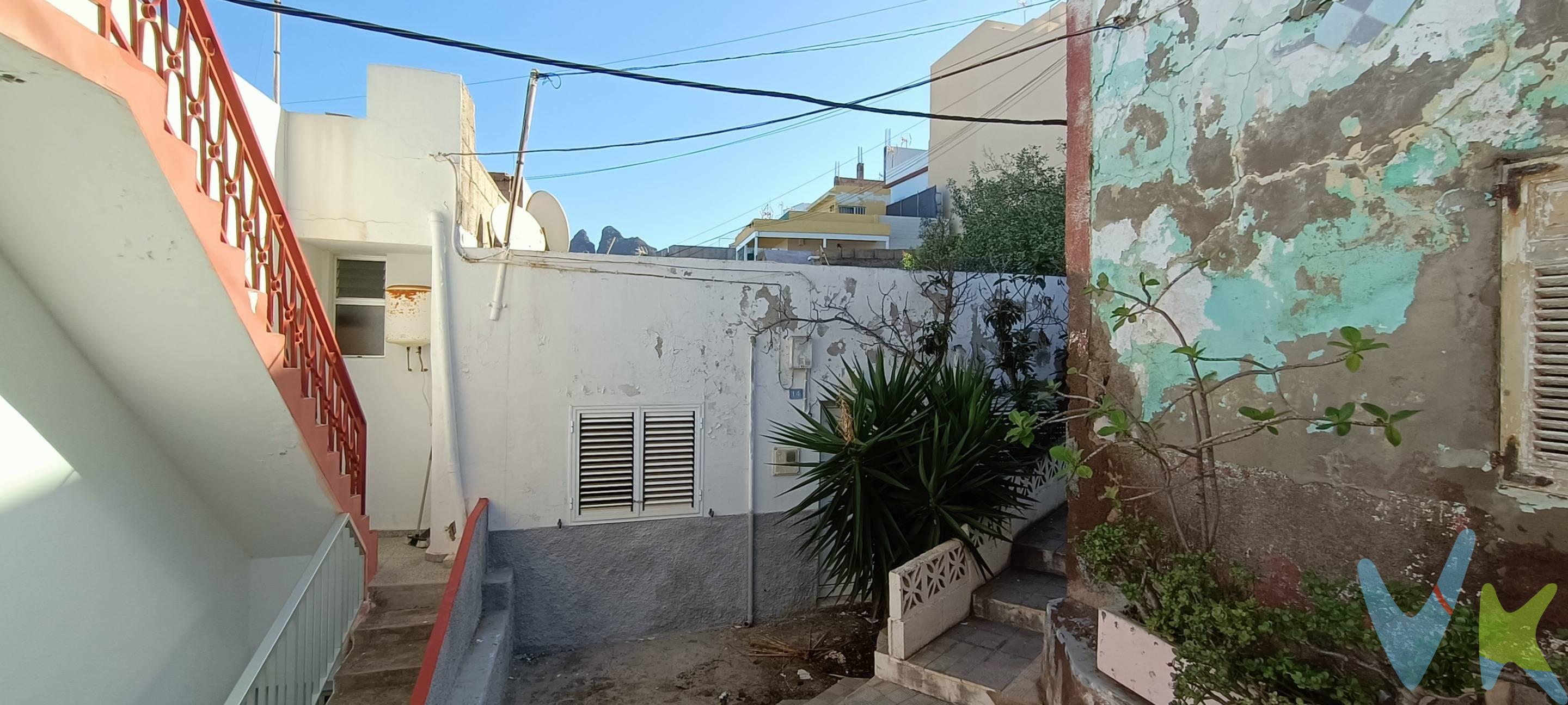Solar en Punta de Hidalgo de 223 metros cuadrados, con una vivienda no registrada que está para reformar. Estupenda oportunidad para hacer de esta propiedad tu vivienda habitual, para fines de semana o como inversión para rentabilizar. Aunque requiere de una gran reforma bien sea para hacer una nueva vivienda o invertir en la construcción existente y en los trámites de legalización es una muy buena oportunidad de futuro. Datos meramente informativos sin valor contractual. Impuestos y gastos de transmisión no incluidos en el precio de venta.