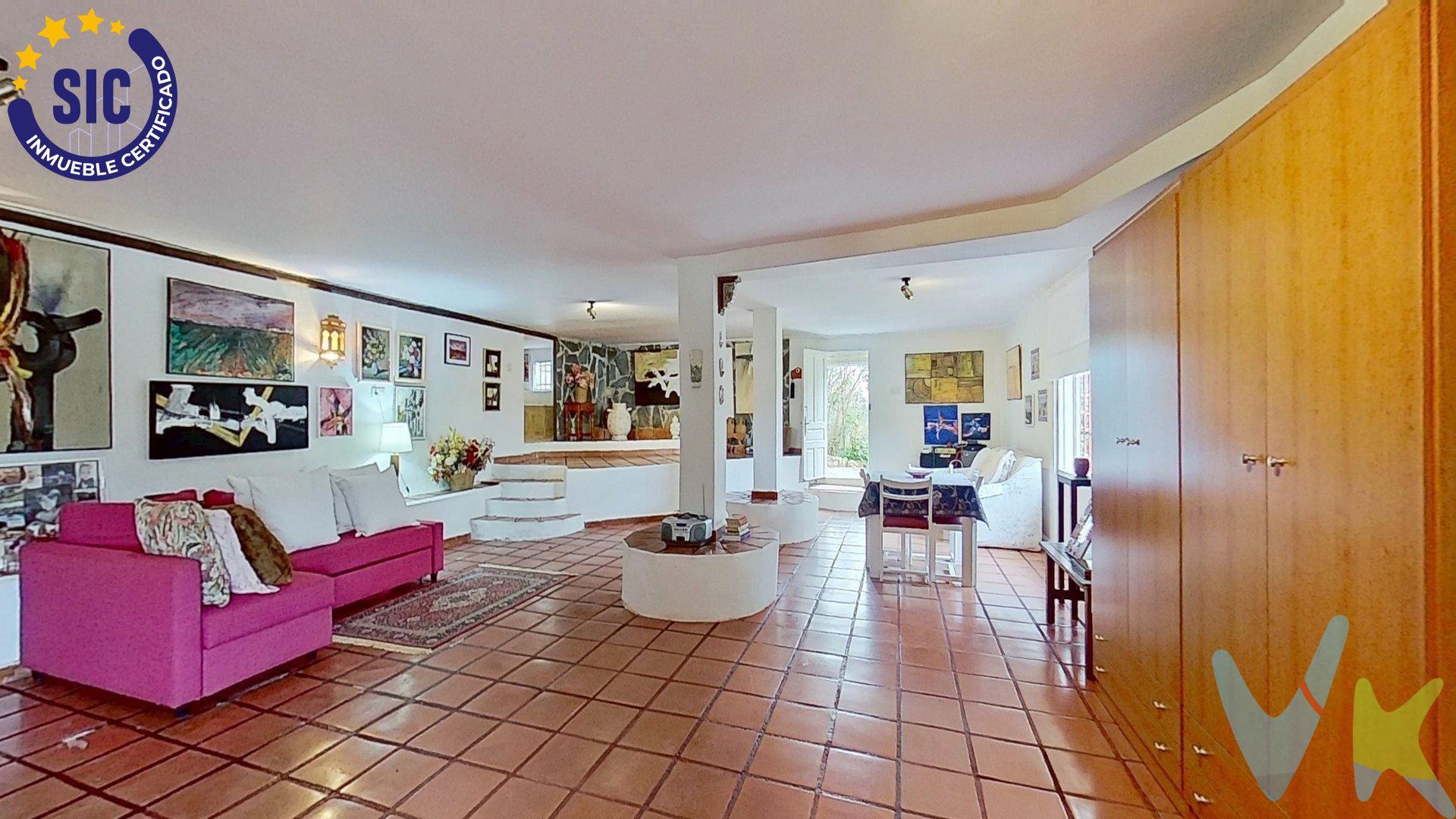 Chalet independiente en Sierra Perenchiza - cumbres de Calicanto - Santo Domingo, Chiva, en un entorno natural único con total tranquilidad y vistas despejadas. Sobre una amplia parcela de 713 m², la vivienda cuenta con 245 m² construidos y una distribución. cómoda, luminosa y lista para entrar a vivir. Destaca su impresionante salón diáfano de 125 m² en planta baja, ideal para celebraciones, zona de ocio, segunda vivienda, y un amplio salón comedor en planta principal con chimenea y acceso directo a una terraza que rodea la vivienda. Dispone de 3 habitaciones dobles con armarios empotrados, 2 baños completos (uno en suite), cocina office totalmente equipada, y si quieres una piscina, tienes espacio suficiente para construir la que tú quieras. Ubicada en una zona tranquila, cercana a servicios, club deportivo y campo de golf. Una vivienda ideal tanto como residencia habitual como para disfrutar de escapadas en plena naturaleza. Sólo a 25 min de Valencia. ¡Ideal para vivir, invertir o crear la casa de tus sueños en plena naturaleza¡. ¡No hay nada igual por este precio y ubicación! Ven a visitarla ya. VENTA:. PVP 265.000€.  Gastos e impuestos no incluidos en el precio. La compra conlleva impuestos y gastos de formalización para el comprador. A título orientativo se informa que en segundas transmisiones el ITP con carácter general en  Valencia es del 9%, pudiendo existir otros tipos impositivos atendiendo a las circunstancias  personales del comprador u otras circunstancias previstas legalmente. Base imponible del impuesto el mayor valor entre el precio de compraventa, la tasación o el valor de referencia catastral. En cuanto a los gastos de notaría y registro, en su caso, suelen oscilar aprox; entre 1,5% y 2,5% (aranceles variables según precio, n.º de copias y complejidad). El comprador elige notario. Si el comprador precisase de hipoteca: tasación, condiciones y costes bancarios serán según entidad elegida por el comprador, así como los gastos de gestoría, y cualesquiera otros gastos inherentes a la formalización de la compraventa que legalmente correspondan a la parte compradora, salvo pacto expreso en contrario con el vendedor. El consumidor tiene, conforme a la normativa vigente, a su disposición información y documentación adicional relativa al inmueble y condiciones de la compraventa, que podrá ser consultada en C/Joaquín Costa 4, bajo 46005 Valencia o urbe2@remax.es. Honorarios de mediación inmobiliaria a cargo del COMPRADOR: (3% del precio final de venta más IVA (21%), salvo otro pacto.); y de VENDEDOR (según acuerdo con el mismo).  Se informa al consumidor que la agencia actúa como intermediaria inmobiliaria en la. operación, estando cualquier eventual compraventa y sus condiciones sujeta a la aceptación expresa del propietario-vendedor y a la posterior formalización del correspondiente contrato.