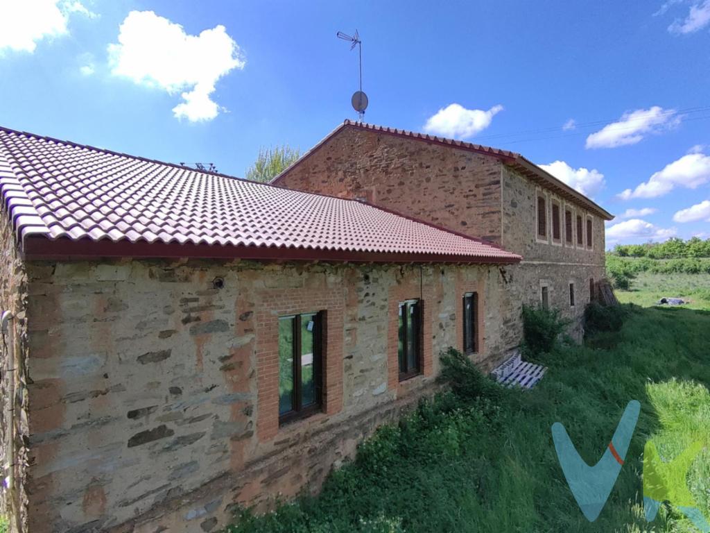 En León en el Pueblo de Val de San Lorenzo presentamos una oportunidad única, formada por cuatro Fincas regsitrales.Una impresionante casa independiente,  en venta  que combina historia y comodidad en un entorno apacible y que actualmente se encuentra en un avanzado estado de reforma completa ,paredes de piedra con aislamiento ,tejados ,ventanales nuevos y paredes de pladur,etc.La vivienda se distribuye en 2 Plantas y  dispone de 5 habitaciones,2 Salones Cocina y Baños además de la segunda Planta totalmente diáfana y con grandes Ventanales proporcionando abundante luz.Esta elegante propiedad, construida en el año 1930, con un total de 500 metros cuadrados útiles y 531 metros cuadrados construidos, este inmueble sorprende por su amplitud y distribución eficiente así como sus amplios ventanales y techos altos de madera vista.Rodeada de una finca de  regadío de 5300 metros completamente llana y con acceso al Rio Terienzo, donde los futuros propietarios podrán disfrutar de momentos al aire libreDispone además un nave de 62 metros cuadrados que se empezó la obra para convertir en un apartamento independiente rodeado de  una finca de 2900 metros cuadradosAl estar sin acabar es IDEAL como Inversión para cualquier tipo de negocio o para crear el Hogar que has estado buscando ya que cada estancia destaca por su luminosidad, lo que brinda un ambiente acogedor y sereno en cada rincón.Quienes estén interesados en adquirir un inmueble con estas características encontrarán que esta casa en Val de San Lorenzo representa una oportunidad excepcionaInvitamos a descubrir en persona todo lo que esta casa puede ofrecerles. No pierda la oportunidad de visitar este magnífico inmueble, donde la historia se entrelaza con el confort contemporáneo en un entorno verdaderamente encantador.Honorarios de intermediación inmobiliaria a cargo del vendedor y honorarios de mediación inmobiliaria del 2%más IVA, con un mínimo de 3.000 euros mas IVA a cargo del comprador.Gastos e impuestos no incluidos en el precio. A título orientativo, en segundas transmisiones, el comprador abonará el Impuesto sobre Transmisiones Patrimoniales (ITP). Para consultar los porcentajes del ITP en Asturias puede hacerlo a través de la web oficial de servicios tributarios del Principado de Asturias https://sede.tributasenasturias.es/sites/sede/default/es_ES/Que-quieres-hacer/Transmisiones-Patrimoniales-y-AJD. La base imponible será el mayor valor entre precio de compraventa, tasación o valor de referencia catastral. Gastos de notaría y registro según aranceles variables según precio, número de copias y complejidad.El comprador escoge libremente notario. El vendedor asume la plusvalía y el resto de gastos son del comprador. Si se precisa hipoteca: Tasación, condiciones y costes bancarios según entidad elegida por el comprador; así como los gastos de gestoría y cualesquiera otros inherentes a la formalización de la compraventa. De acuerdo con la ley, no se incluyen en el precio otros gastos o tributos que legalmente correspondan al comprador.El consumidor tiene derecho, conforme a la normativa vigente, a disponer de información y documentación adicional relativa al inmueble y condiciones de la compraventa, accesible en la sede física de la inmobiliaria o de correo electrónico. La agencia actúa exclusivamente como intermediaria en la operación. Cualquier compraventa y sus condiciones quedan sujetas en todo caso a la aceptación expresa del vendedor del inmueble y a la posterior formalización del correspondiente contrato. El presente anuncio tiene carácter meramente informativo; la información suministrada se corresponde con la disponible a la fecha de publicación, pudiendo variar en función de las circunstancias o actualizaciones legales, contractuales y fiscales. 