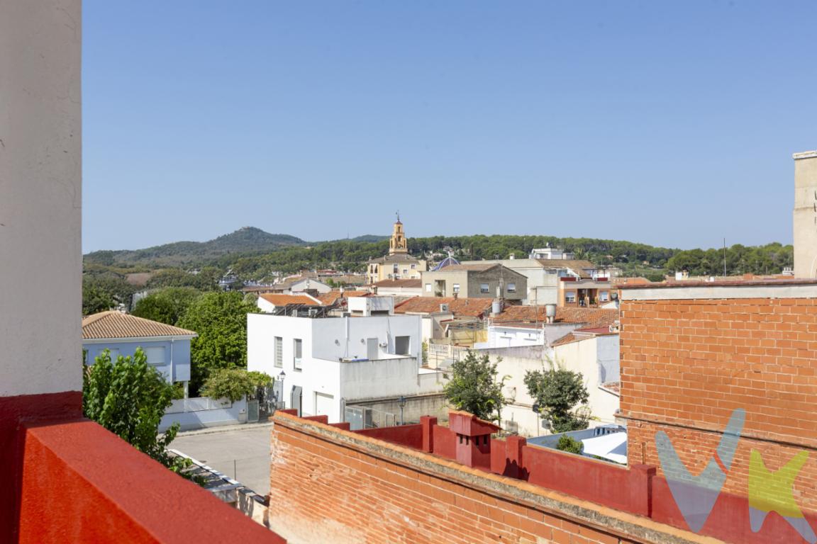 Empieza el año donde todo respira mejor.En pleno corazón de la Ribera Alta de Valencia, esta casa de pueblo combina la calma de lo rural con el confort que exige la vida actual. Un hogar pensado para quienes quieren dar un giro y apostar por una forma de vivir más sana y consciente.Rodeada de naranjos, naturaleza y aire limpio, es el lugar perfecto para ver crecer a tu familia en un entorno seguro, tranquilo y auténtico. Aquí los días empiezan con luz natural, desayunos al sol y tiempo de calidad al aire libre. Sin prisas. Sin ruido. Con comunidad y cercanía.Vivir aquí es empezar de nuevo: más salud, más equilibrio y un hogar con raíces donde construir futuro.__________________ La comercialización del presente inmueble se realiza en régimen de exclusiva, garantizando a la propiedad una gestión profesional, coordinada y sin interferencias externas. Trabajamos bajo el modelo de exclusiva compartida, colaborando activamente con otras agencias y profesionales que representen a posibles compradores o arrendatarios, con el objetivo de maximizar la difusión y las oportunidades de cierre.Por respeto a la propiedad y a sus ocupantes, se ruega no molestar directamente a propietarios o inquilinos. Para cualquier información adicional, concertar visita o plantear colaboración profesional, deberán dirigirse exclusivamente a nuestra oficina.La información contenida en este anuncio (incluyendo superficies, distribución, características, imágenes, planos y precios) tiene carácter meramente informativo y orientativo, no contractual, pudiendo estar sujeta a modificaciones, errores u omisiones sin previo aviso. Las superficies indicadas son aproximadas y no tienen carácter vinculante.El precio publicado no incluye impuestos ni gastos derivados de la operación (ITP, IVA, AJD, notaría, registro, gestoría u otros que legalmente correspondan).En caso de compraventa, los honorarios de intermediación inmobiliaria no están incluidos en el precio y serán satisfechos por la parte compradora de forma independiente, salvo pacto distinto.En caso de arrendamiento, la renta indicada no incluye suministros ni otros gastos repercutibles salvo indicación expresa en el anuncio. Las condiciones económicas y jurídicas definitivas se establecerán en el correspondiente contrato conforme a la normativa vigente. Los honorarios profesionales se aplicarán conforme a la legislación en vigor en el momento de la formalización del contrato.La propiedad podrá ser retirada del mercado o modificada en sus condiciones sin previo aviso, estando la oferta sujeta a disponibilidad.