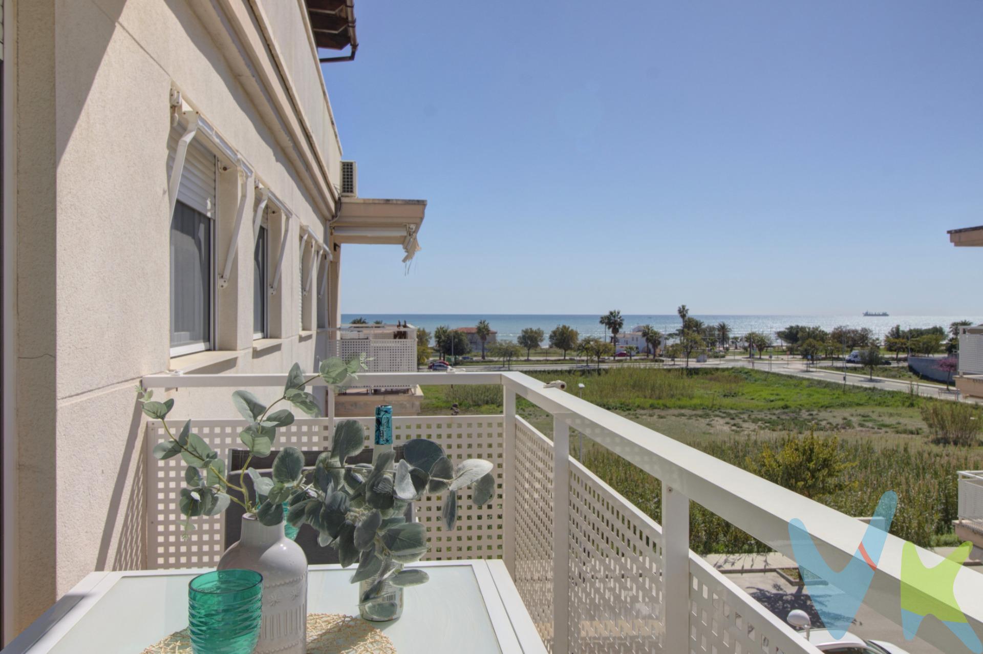 No todos los áticos se viven igual. Algunos se limitan a ofrecer espacio… y otros, como este, te regalan una forma de vivir. Aquí todo gira en torno a las sensaciones. La luz, la brisa del mar, el silencio cuando lo necesitas y los momentos compartidos cuando apetece. Es una vivienda que no busca impresionar, sino hacerte sentir bien desde el primer minuto. El interior es práctico, cómodo y muy bien resuelto. Dos dormitorios dobles con armarios empotrados, pensados para que el orden fluya sin esfuerzo. Un espacio de día abierto, donde el salón comedor y la cocina office conviven de forma natural, creando un ambiente cercano y funcional. Desde aquí, una pequeña terraza que se convierte en ese rincón perfecto para parar el tiempo unos minutos y disfrutar de las preciosas  vistas al mar. Pero lo que realmente marca la diferencia está arriba: Una terraza de unos 50 m² que no es solo un extra, es casi otra vivienda. Una parte cubierta con pila y barbacoa, pensada para alargar sobremesas, organizar cenas sin prisas o simplemente disfrutar del aire libre cualquier día del año. Un espacio versátil, íntimo y lleno de posibilidades. Además, detalles que suman sin hacer ruido: aire acondicionado, toldos, buen aislamiento… todo pensado para que la comodidad sea constante, en verano y en invierno. Es un ático recogido, sí, pero con todo lo necesario para vivir bien o veranear cerca del mar. Para desconectar, para compartir y para disfrutar del entorno. Porque hay casas… y luego están las que te encajan sin tener que explicarlo demasiado. Una plaza de parking se incluye en el precio. Ven a visitarlo y enamórate. Si lo necesitas, te ayudamos con la financiación. El precio del inmueble no incluye los honorarios de la agencia que ascienden al 3% del precio final del inmueble más IVA, ni los gastos de notaría y registro de la propiedad (que están sujetos a aranceles y varían dependiendo del precio de escrituración), ni los impuestos (que en la Comunitat Valenciana dependen del precio del inmueble y de las características personales del comprador). Para mayor seguridad en la compraventa, todas nuestras viviendas poseen FICHA DE CERTIFICACIÓN DE INMUEBLES registrada por la Asociación de Inmobiliarias de la Comunidad Valenciana ASICVAL. Antes de comprar o de entregar las arras, pida el Certificado de la vivienda para estar seguro y tranquilo sobre la situación legal, urbanística y de cargas de la misma. RK ESTAÑOL, mercantil Inmobiliaria Quasablanqua, SL, está inscrita en el Registro de Agentes de Intermediación Inmobiliaria de la Comunidad Valenciana RAICV con el número de registro 1511. Descubre el Residencial Novalmenara, un oasis a solo 150 metros del mar. Un complejo vallado con jardines, piscinas para adultos y niños, pistas de pádel y club social. Disfruta de seguridad 24h, conserje y acceso directo a parking. Apartamentos con terrazas despejadas y zonas infantiles, todo en un entorno accesible y pensado para el confort. Vive junto al mar con todas las comodidades.