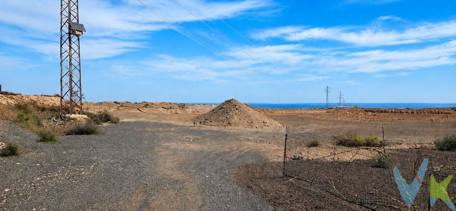Se vende magnífica parcela rústica de 6.450 m² situada en la zona estratégica de Rosita del Viejo, en Puerto del Rosario, con acceso directo desde la Carretera General FV-10 que conecta a tan solo cinco minutos con el centro de Puerto del Rosario y a diez minutos del aeropuerto. El terreno destaca por ser completamente llano, lo que facilita su aprovechamiento ofreciendo múltiples posibilidades de uso agrícola, recreativo o de inversión. Alrededor del solar dispone de gasolinera Disa, taller de mecánica rápida Mercasosa, centro de jardinería Garden Center entre otros servicios. Ubicada en una zona de fácil acceso al extrarradio de la capital y bien comunicada, esta parcela destaca por su amplitud y su localización a pocos minutos de los principales servicios de Puerto del Rosario. Una excelente oportunidad para invertir en un solar con gran potencial en una de las zonas con mayor proyección de Fuerteventura. Para más información, no dude en ponerse en contacto. 