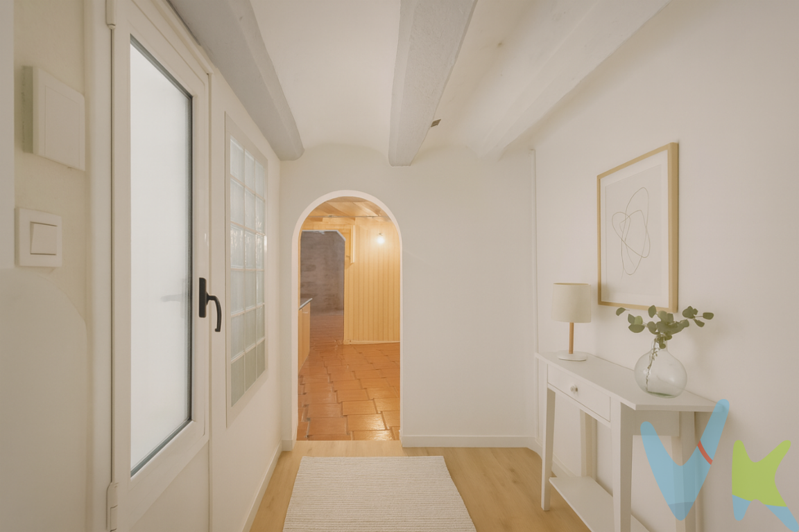 Local + Entresuelo en venta  Plaça del Regomir 3, Barrio Gòtic, BarcelonaPropiedad singular en venta en pleno corazón del Barrio Gòtic de Barcelona, en la emblemática Plaça del Regomir. Ubicación privilegiada, rodeada de comercios, galerías y puntos de interés histórico, con alto potencial para actividades profesionales o comerciales.1-Características del inmueble-Superficie construida total: 131 m² aprox.-Planta baja (local): 45 m² aprox.-Entresuelo/altillo: 76 m² aprox.2-Distribución actual:-Entresuelo: recibidor, cocina, salón, 1 habitación, baño completo con ducha y cuarto de calentador. Ventanas de ventilación; poca luz natural.-Planta baja (local): área comercial amplia, 1 aseo + 1 baño, y pequeño office al fondo.-Doble acceso: por finca (escaleras al entresuelo) y por la calle (desnivel 3040 cm; requerirá rampa para plena accesibilidad).-Comunicación interna: escalera de obra entre local y entresuelo, separada por división de vidrio de seguridad.-Altura en entresuelo: < 2,50 m.3-Entorno y comunicacionesEntre Via Laietana y Plaça Sant Just, zona de gran encanto histórico, alto paso peatonal y comercio singular. Metro: Jaume I (L4) a pocos minutos. Bus: líneas con parada en Via Laietana (V15, V17, 47, 59, H14, D20). Tren: Estació de França a ~10 min a pie.4-Usos potencialesPlanta baja: tienda de diseño, boutique vintage, galería/arte-regalo delicatessen, productos gourmet, concepto especializado.Entresuelo: estudio profesional, despacho de autónomo, pequeño taller creativo o apoyo/logística del local.Explotación flexible: alquiler conjunto o independiente (local y entresuelo por separado).Condiciones legales y técnicas (muy importante)No es posible obtener cédula de habitabilidad. La altura del entresuelo es inferior a 2,50 m y el trámite ya fue denegado. La propiedad dispone de un reportaje fotográfico del entresuelo y un vídeo completo de planta baja y entresuelo para conocer en detalle la distribución actual.Adicionalmente, hemos preparado renders del entresuelo a modo de propuesta de home-staging virtual, que muestran cómo podría quedar el espacio una vez reformado. Estos renders son únicamente una representación orientativa y no corresponden a imágenes reales.  Operación gestionada por propiedad institucional (fondo de inversión): se exigirá cumplimiento de normativa de prevención de blanqueo de capitales (KYC/AML) y documentación del comprador.Inmueble para actualizar (reformas e implantación de rampa en acceso de calle). Al precio de venta se le habrán de incrementar los correspondientes gastos de adquisición: ITP (10% tipo general) o IVA, además de gastos de Notaría, Registro y gestión.