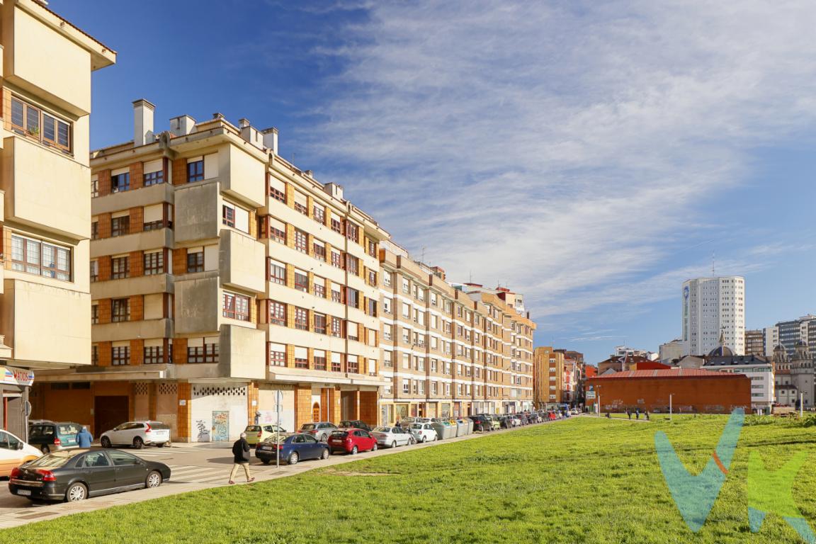  **Oportunidad única en el corazón de Gijón: espacioso piso en venta de 3 habitaciones, con magnifica distribución**En el vibrante centro de Gijón se encuentra este magnífico piso a la venta, ideal para quienes buscan un hogar con carácter y confort en una de las zonas más demandadas de la ciudad. Esta propiedad, construida en 1991, ofrece un diseño funcional y espacioso, con una superficie útil de 85.88 metros cuadrados y un total de 97.3 metros construidos.Ubicado en la segunda planta del edificio, este inmueble es perfecto para familias o inversores que buscan una vivienda con amplias posibilidades de personalización. Al entrar, te recibirán zonas amplias y bien distribuidas que maximizan cada metro cuadrado disponible, permitiendo una experiencia de vida muy cómoda y acogedora.Las tres habitaciones del piso son amplias y luminosas, ofreciendo un espacio íntimo y tranquilo para cada miembro de la familia. Además de la habitación principal, dispones de dos habitaciones más que pueden ser adaptadas como dormitorios para niños, despacho personal o un estudio, según las necesidades de sus futuros propietarios.La cocina independiente es espaciosa, ideal para los amantes de la gastronomía, donde se puede disfrutar del placer de cocinar con amplitud. Justo al salir de la cocina encontrarás un práctico oficce que te proporcionará un cómodo espacio adicional de almacenaje y organización.El salón comedor, es el corazón de la casa. Este espacio social te permitirá recibir a tus invitados o simplemente relajarte al final de la jornada. Desde aquí accedes al resto de la vivienda con un diseño cuidado que garantiza una transición suave y funcional entre los diferentes ambientes.El edificio cuenta con la comodidad de un ascensor, lo que facilita el acceso a todas las plantas, además de ofrecer mayor comodidad en el día a día. También se incluye un amplio trastero (con ventana), brindando un espacio adicional para almacenamiento, ideal para guardar bicicletas, esquís o cualquier otro objeto que necesites tener a mano pero fuera de la zona de tránsito.La localización es inmejorable. Playa  y puerto deportivo a 200 m. Este piso tiene a su alrededor todos los servicios necesarios: se encuentra a escasos minutos de supermercados, comercios locales, restaurantes, y centros educativos, haciendo del barrio un lugar ideal para establecer tu residencia. La conexión con el transporte público es excelente, con paradas de autobús y cercanías disponibles a pocos pasos, lo que te permitirá moverte por Gijón y sus alrededores con total facilidad.En resumen, este piso en el centro de Gijón representa una oportunidad única para quienes buscan un hogar con todas las comodidades y la comodidad de estar en una ubicación privilegiada. No pierdas la oportunidad de visitarlo y descubrir todo lo que esta propiedad tiene para ofrecer. ¡Contacta con nosotros hoy mismo para concertar una visita y deja que este piso hable por sí mismo!Impuestos y gastos de Notaria no incluidos!