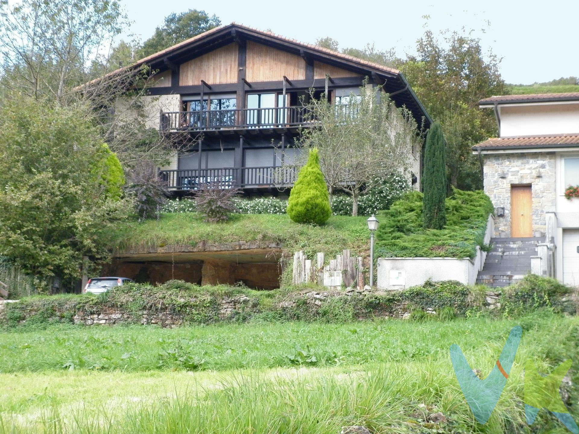 En el valle de Leitzaran, reconocido por su belleza y valioso patrimonio histórico y cultural está Areso (noroeste de Navarra), localidad llena de encanto rural, bellos paisajes y una fascinante historia con acontecimientos extraordinarios como la visita de la inquisición o su destrucción por parte de las tropas revolucionarias francesas.. de ahí su reconstrucción a partir del siglo XVIII. Está rodeado de montañas, con caseríos de piedra distribuidos en las pendientes, calles adoquinadas y huertas. En la parte  alta, cerca de la iglesia y su privilegiado mirador (antiguamente había una torre vigía) está la vivienda que te presentamos. Ideal como residencia habitual o un hogar para vacaciones y “findes” para poder disfrutar de la naturaleza y la vida al aire libre. Distribuido en tres dormitorios, baño y la amplia y luminosa estancia de cocina (con isla)- salón comedor con techo de doble altura y ventanales en toda la fachada. Las vistas son espectaculares. Es  la primera altura de una casa construida en el 2008. Destaca la calidad de los materiales constructivos utilizados como la madera de roble francés, la madera africana del balcón tratada con aceites específicos.. así como la valoración de un ahorro energético con su calefacción de biomasa (la chimenea de leña se conecta a una serie de conductos que rodean la casa para distribuir equitativamente el calor en todas las estancias) y las ventanas con su cuádruple cámara. Si eres del valle o quieres cambiar de aires aquí tienes la oportunidad de vivir en un entorno mágico, rodeado de verde, con rutas históricas como las Cañadas y Vía Verde o paseos por la llanura a la vera del río Astomela.  Areso  colinda con la muga gipuzkoana. Su cercanía a la A15 hace muy fácil su acceso a Iruña-Pamplona (50 km) o Donosti- San Sebastián (48 km).  Las superficies expresadas en esta página tienen carácter descriptivo y son aproximadas. Muebles en inventario. Datos meramente informativos, sin valor contractual. El PVP indicado no incluye impuestos ni gastos de transmisión. 