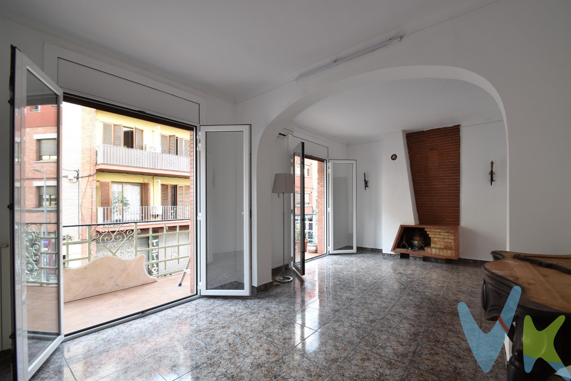 Esto no es solo una casa; es tu pasaporte a una vida auténtica en el centro de Vilanova i la Geltrú. Imagina abrir la puerta y sentir el pulso de la ciudad, sabiendo que la Plaça Catalunya está solo a unos pasos y la Rambla Principal a cinco minutos caminando, ofreciéndote el encanto de sus calles y la comodidad de tenerlo todo al alcance. En la primera planta, te espera una vivienda con tres dormitorios donde cada rincón cuenta una historia. El salón-comedor se abre a un balcón con vistas a la calle, el escenario perfecto para tus momentos de relax o para recibir a tus seres queridos. Cocina funcional, baño completo y lavadero completan este hogar acogedor, climatizado con calefacción y aire acondicionado. . La planta baja, con acceso directo desde la calle, es un lienzo en blanco. Un amplio garaje para tus vehículos, un generoso trastero y un patio al fondo que invita a la calma. ¿Un estudio de artista? ¿Una oficina con encanto? ¿Quizás un pequeño negocio que dé vida a la calle? Las posibilidades son tan ilimitadas como tu imaginación. El terrado particular de 100m² tampoco te dejará indiferente, desde cenas bajo las estrellas hasta un jardín urbano, pasando por el rincón perfecto para tu yoga matutino o simplemente un lugar para desconectar del mundo. ¡Aquí, tus sueños al aire libre cobran vida!. Esta casa no es para cualquiera; es para ti, que buscas un hogar en una ubicación insuperable y el potencial de crear la vida que siempre has querido en Vilanova.. ¿Listo para descubrir esta oportunidad única?. El precio no incluye impuestos (ITP, IVA y AJD), ni los gastos de notario ni los de registro.).