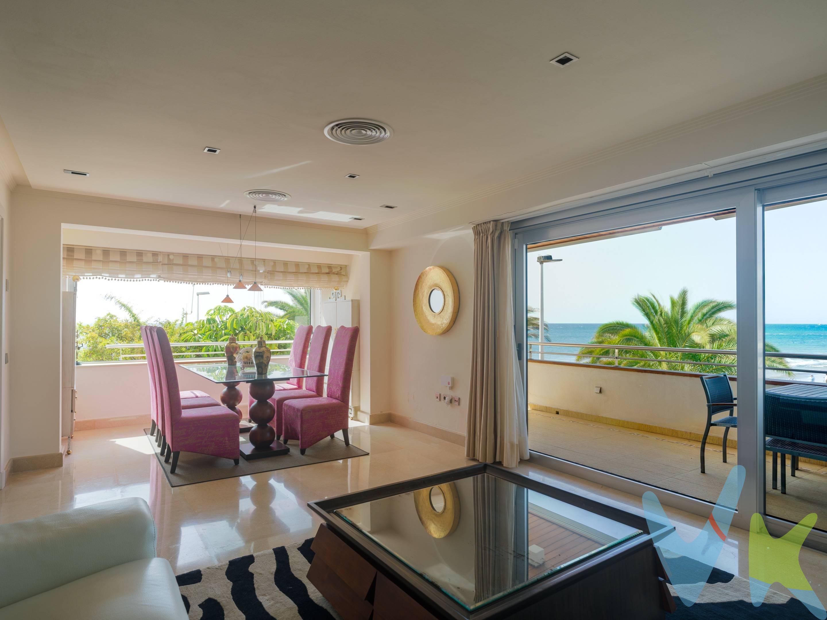 Ubicada en una de las zonas más privilegiadas del sur de la isla, esta maravillosa propiedad ofrece vistas panorámicas al océano, con la sensación única de vivir sobre el propio paseo marítimo… y a escasos pasos de la arena. Construida en parcela aprox. de 445 m², tiene unos 236 m² construidos, diseñados en concepto abierto y elegante que maximiza la luz natural y las  vistas al mar desde prácticamente todas sus estancias. El amplio salón-comedor de espacios abiertos, junto con la cocina totalmente equipada, permiten disfrutar del privilegio de cocinar y vivir mirando al océano, creando una experiencia residencial única. La propiedad tiene de cuatro dormitorios, destaca la espectacular master suite con baño en suite, jacuzzi, terraza privada con hamacas y vistas directas al mar. Además, cuenta con dos dormitorios dobles y un dormitorio sencillo, así como dos baños completos adicionales y un aseo de cortesía. En el exterior encontramos dos amplias terrazas, siendo la principal una impresionante terraza frontal que recorre toda la zona de salón y cocina, perfecta para disfrutar de amaneceres y atardeceres inolvidables. En la parte trasera, una acogedora zona ajardinada con fuente y área de descanso aporta privacidad y encanto. La vivienda ofrece altísimas calidades, con suelos de mármol, aire acondicionado, sistema de cámaras de seguridad perimetrales y puerta blindada, además de dos accesos independientes (principal y de servicio). Se vende completamente amueblada con mobiliario de alta calidad.. existe la opción de compra con un garaje para 3 coches. Con un estilo de vida junto al mar, dispone también de ducha exterior en madera, ideal para refrescarse al regresar directamente de la playa. En la planta inferior, con acceso directo desde el paseo marítimo, encontramos un apartamento independiente tipo estudio, con cocina, zona de estar-dormitorio y baño completo, además de un espacio adicional destinado a trastero. Perfecto para invitados o  zona de ocio.