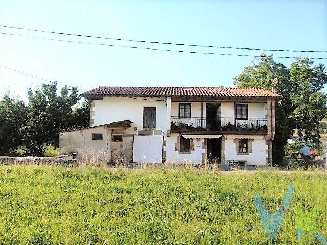 ¡Descubre el encanto de la vida rural con esta espectacular casa de pueblo independiente en pleno corazón del pueblo! . Con una fachada de piedra y balconada de madera, esta vivienda es un auténtico ejemplo de la arquitectura montañesa. El tejado fue renovado hace 10 años, garantizando su buen estado. La propiedad cuenta con una superficie construida de 217 m2, distribuidos en vivienda, cuadra y desván, de los cuales aproximadamente 127 m2 están destinados a vivienda. El terreno, de unos 600 m2, es completamente urbano, llano y cuenta con todos los servicios necesarios, incluyendo un pozo de agua de piedra que añade un toque rústico y funcional. La casa es muy soleada y goza de una ubicación privilegiada, ideal para disfrutar de la tranquilidad sin renunciar a las comodidades del centro del pueblo. . No pierdas la oportunidad de hacerte con esta joya única y llena de posibilidades. ¡Ven a visitarla y enamórate de su encanto! . Impuestos, gastos de notaría y registro no incluidos en el precio.