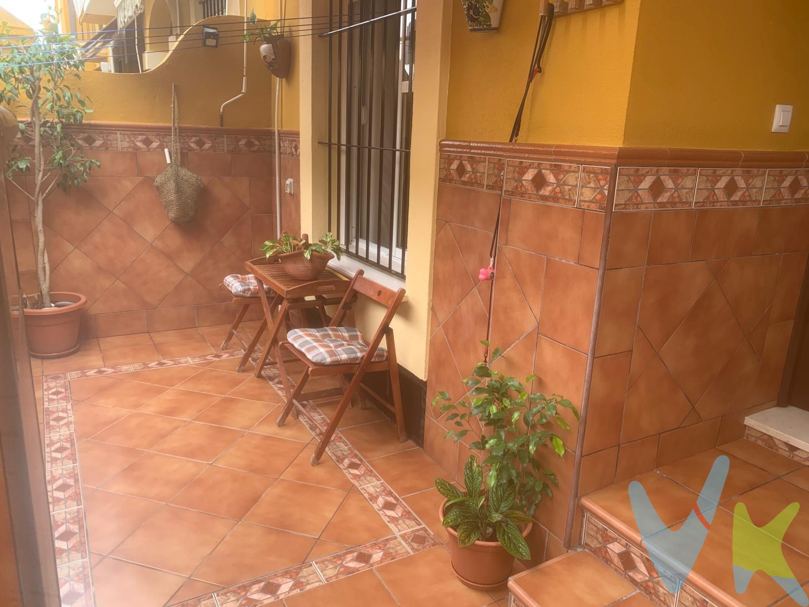 Estupenda vivienda unifamiliar  situada en la Urbanización Jardines del Botánico, una zona muy tranquila ideal para formar tu nuevo hogar y rodeado múltiples a su alrededor. La vivienda consta de dos plantas. En la planta baja cuenta con cocina independiente con acceso a un pequeño patio de desahogo, ideal como zona de ventilación y apoyo, además de aseo y un salón luminoso y acogedor. La planta alta se distribuye en tres dormitorios, un baño completo y un balcón, que aporta luz natural a la vivienda. Una vivienda funcional y bien distribuida, ubicada en una zona residencial muy demandada, ideal como hogar familiar. Además cuenta con plaza de garaje incluida!!!. Así que no esperes para verla y llámanos para agendar tu visita!!!. *Le informamos que los gastos de notaría, impuestos y honorarios de la agencia no están incluidos en el precio.