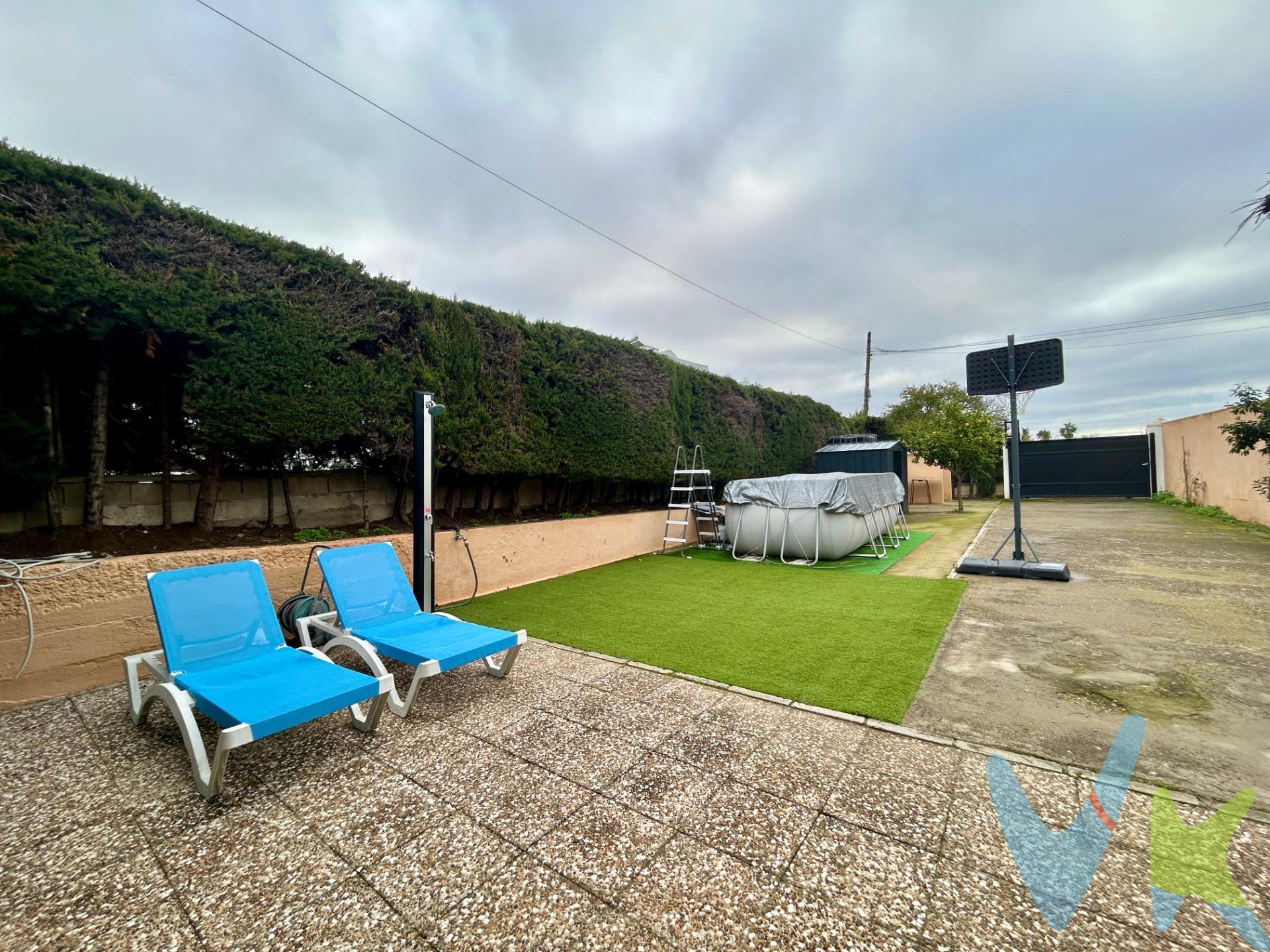 Parcela segregada, rústica de 306 m² en la zona de La Belleza, junto a La Angelita, con una acogedora construcción de 20 m² distribuida en salón, dormitorio y baño. Dispone de cocina exterior, perfecta para reuniones, barbacoas y para disfrutar del aire libre en familia o con amigos. Su excelente ubicación permite estar a un paseo del Puerto, con buen acceso y entorno tranquilo. La vivienda cuenta con luz de red, depósito de agua de 4.000 litros y posibilidad de conexión a agua de red. Una oportunidad ideal para desconectar, invertir o crear tu rincón de descanso. De acuerdo con lo prevenido en el Decreto 218/2005, de 11 de octubre, se informa al cliente que los gastos notariales, registrales, impuesto de transmisiones (ITP), honorarios de intermediación, gastos financieros, y otros gastos inherentes a la compraventa no están incluidos en el precio.