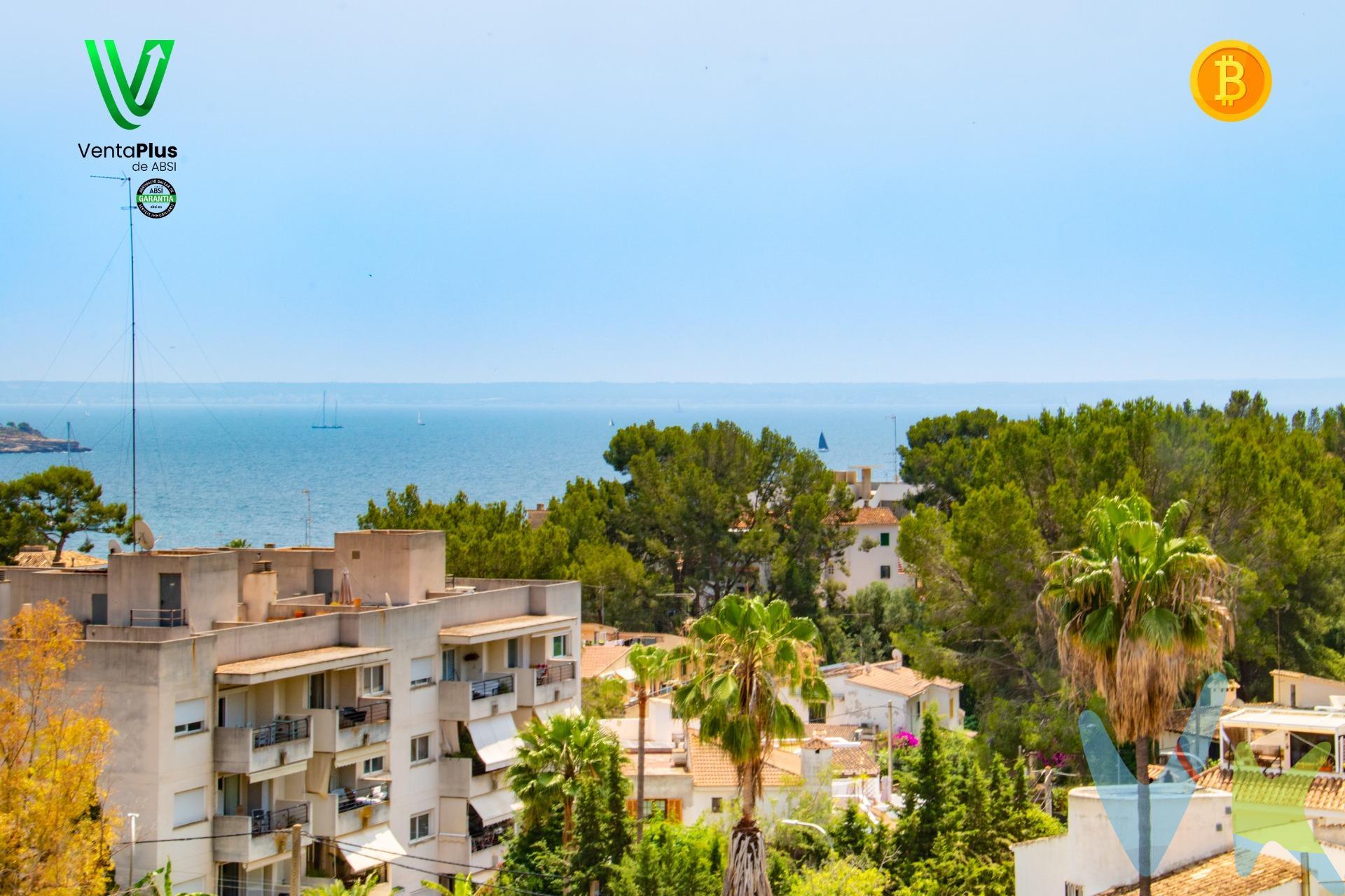 Ubicada en el codiciado barrio de San Agustín, esta luminosa vivienda de 78 m² más 15 m² de terraza privada ofrece el equilibrio perfecto entre tranquilidad, comodidad y estilo de vida mediterráneo. Se trata de una oportunidad ideal para quienes buscan una segunda residencia para desconectar y disfrutar del sol y el mar en Mallorca. La propiedad, con orientación sureste, goza de una excelente entrada de luz natural durante todo el día. Se distribuye en un amplio salón comedor con acceso directo a la terraza, una cocina independiente con coladuría, dos habitaciones dobles y un baño completo. La gran terraza con vistas despejadas al barrio y al mar es el lugar perfecto para relajarse o disfrutar de una cena al aire libre. La vivienda incluye una plaza de garaje subterránea y trastero en el mismo edificio, y además, por antigüedad, tiene asignada una segunda plaza de parking exterior. Un valor añadido muy poco habitual en la zona. El edificio, construido en 1993, está bien conservado y no deberá pasar la ITE hasta 2043. San Agustín es una zona muy demandada tanto por residentes como por compradores internacionales, gracias a su ambiente relajado y su cercanía a playas, restaurantes, centros deportivos y de ocio. A solo 600 metros del exclusivo puerto de Cala Nova y a pocos minutos en coche del Real Golf de Bendinat, la ubicación es ideal para disfrutar del estilo de vida mallorquín. La rápida conexión con la vía de cintura permite un acceso cómodo al centro de Palma y al aeropuerto. Una propiedad con mucho potencial, perfecta para quienes desean disfrutar del encanto y la calidad de vida del suroeste de la isla. ✅ Este inmueble ha sido certificado por ABSI (Asociación Balear de Servicios Inmobiliarios), lo que significa que la agencia comercializadora ha supervisado la documentación necesaria para la compraventa y que el inmueble forma parte de la bolsa de propiedades en multiexclusiva ABSI. 🏢 Inmobiliaria inscrita en el Registre Oficial d’Agents Immobiliaris de les Illes Balears. NÚMERO REGISTRO: GOIBE747077/2024