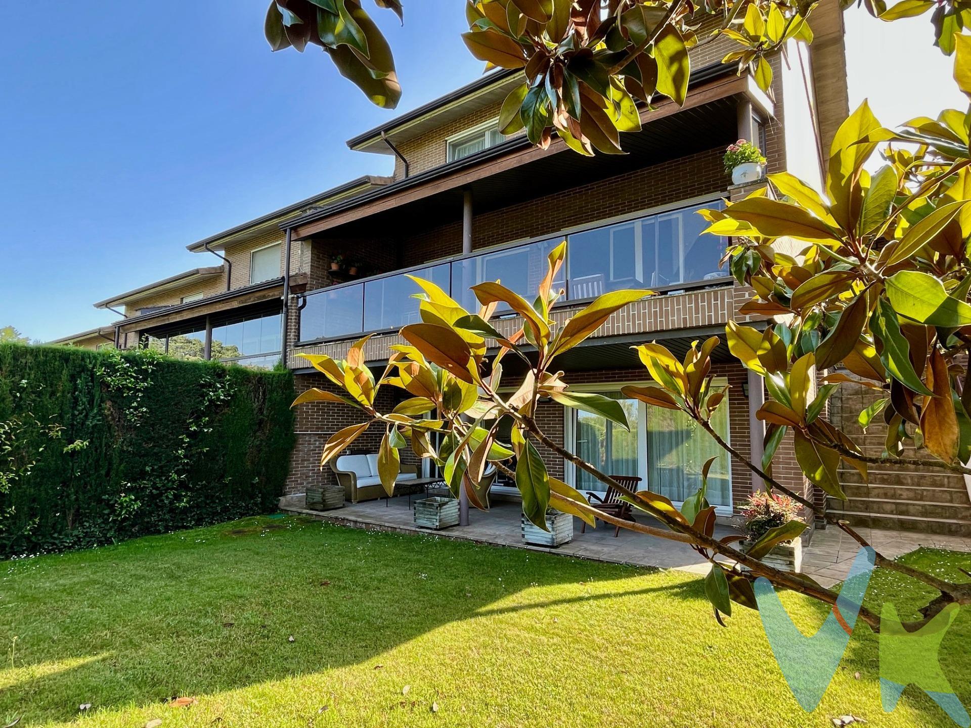 Este elegante adosado ubicado en la privilegiada zona de Zuasti, a escasos metros del campo de golf y el Palacio de Zuasti, ofrece una inigualable combinación de confort y estilo. Con vistas despejadas que invitan al relax cotidiano, esta propiedad cuenta con cinco amplias habitaciones perfectas para acomodar tanto a familias numerosas como a quienes buscan espacio adicional. La vivienda dispone también de tres baños completos y dos salones luminosos; uno con salida directa al jardín y otro hacia una gran terraza equipada con increíbles vistas que crean un ambiente acogedor ideal para disfrutar momentos familiares o recibir visitas. Su cocina independiente está diseñada pensando en la funcionalidad sin sacrificar el diseño estético, convirtiéndola en un lugar luminoso y agradable donde elaborar deliciosas comidas. Un aseo adicional proporciona comodidad extra para los invitados. El espacioso garaje tiene acceso directo al jardín privado, facilitando actividades exteriores e invitándolo a disfrutar plenamente del entorno natural que rodea este inmueble dentro de una urbanización privada muy tranquila. . (Datos meramente informativos, sin valor contractual. Gastos e impuestos no incluidos)