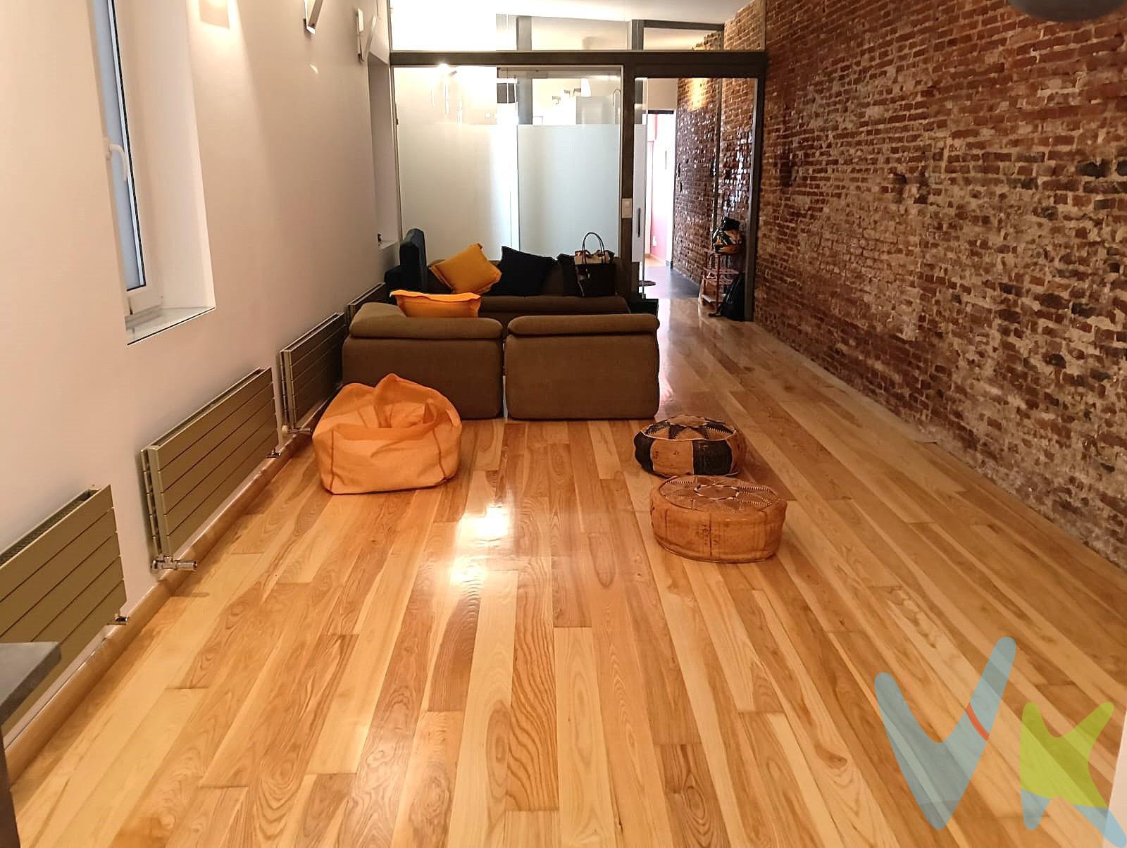 Descubre este impresionante loft ubicado en la emblemática Calle Amaniel, en pleno corazón de Madrid. Este espacio cuenta con una superficie total de 130 m² y una útil de 90 m², ofreciendo un ambiente ideal tanto para vivir como para establecer tu negocio. La propiedad se encuentra en buen estado de conservación y disfruta de orientación oeste que proporciona luz natural durante gran parte del día. El loft es  exterior lo que maximiza sus posibilidades comerciales o residenciales. Además, su ubicación privilegiada garantiza fácil acceso a transporte público gracias a las paradas cercanas de autobuses y metro; también está rodeado por colegios e instalaciones convenientes que enriquecen la zona. Inversión perfecta si buscas versatilidad entre confort residencial y oportunidades comerciales. Posibilidad de cambio de uso. Impuestos no incluidos en el precio.